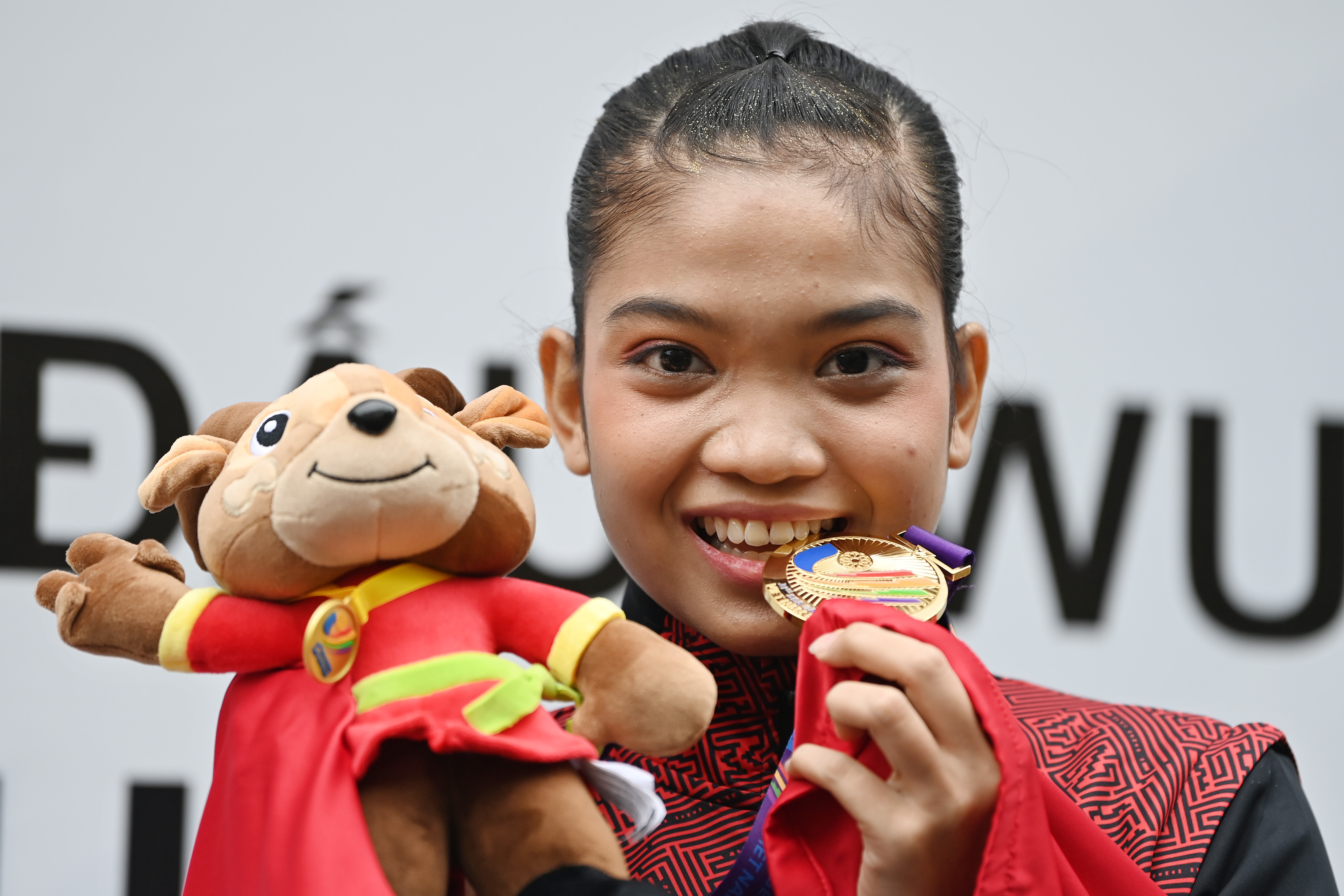 Debut Manis Alisya Mellynar