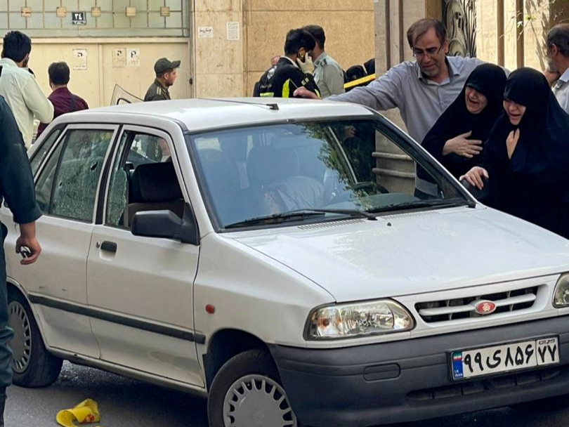 Dua wanita berkabung di sebelah tubuh kolonel Pengawal Revolusi Iran Sayyad Khodai, setelah dia ditembak mati dalam mobilnya.
