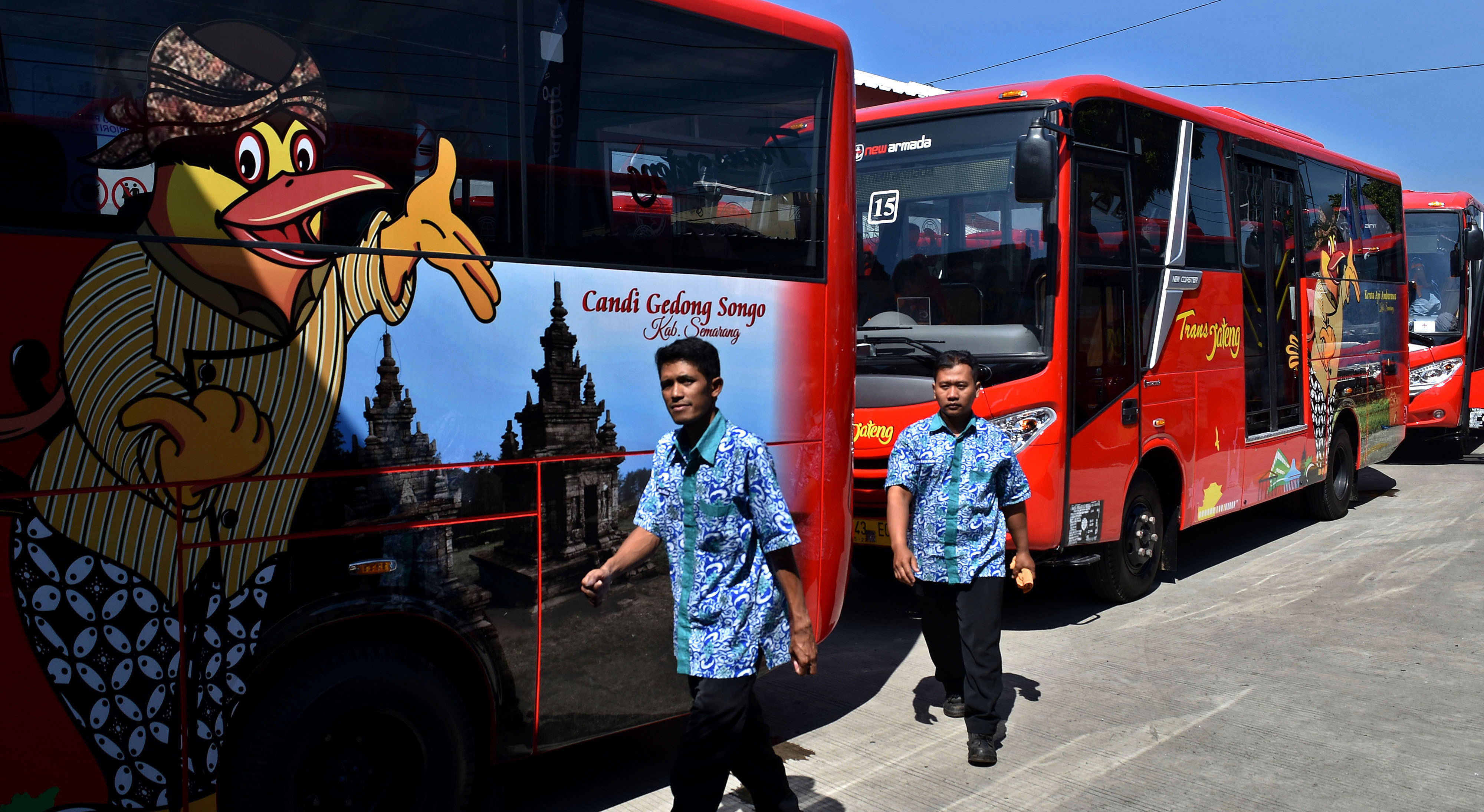  Sejumlah petugas berjalan di depan armada bus Trans Jateng di Terminal Bus Bawen, Semarang, Jeteng.