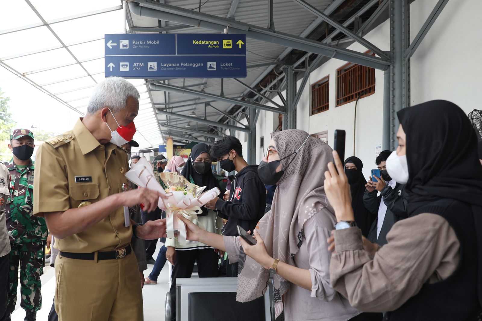 Gubernur Jawa Tengah Ganjar Pranowo menyapa pemudik yang baru turun di Stasiun Semarang Poncol, Senin (9/5) 