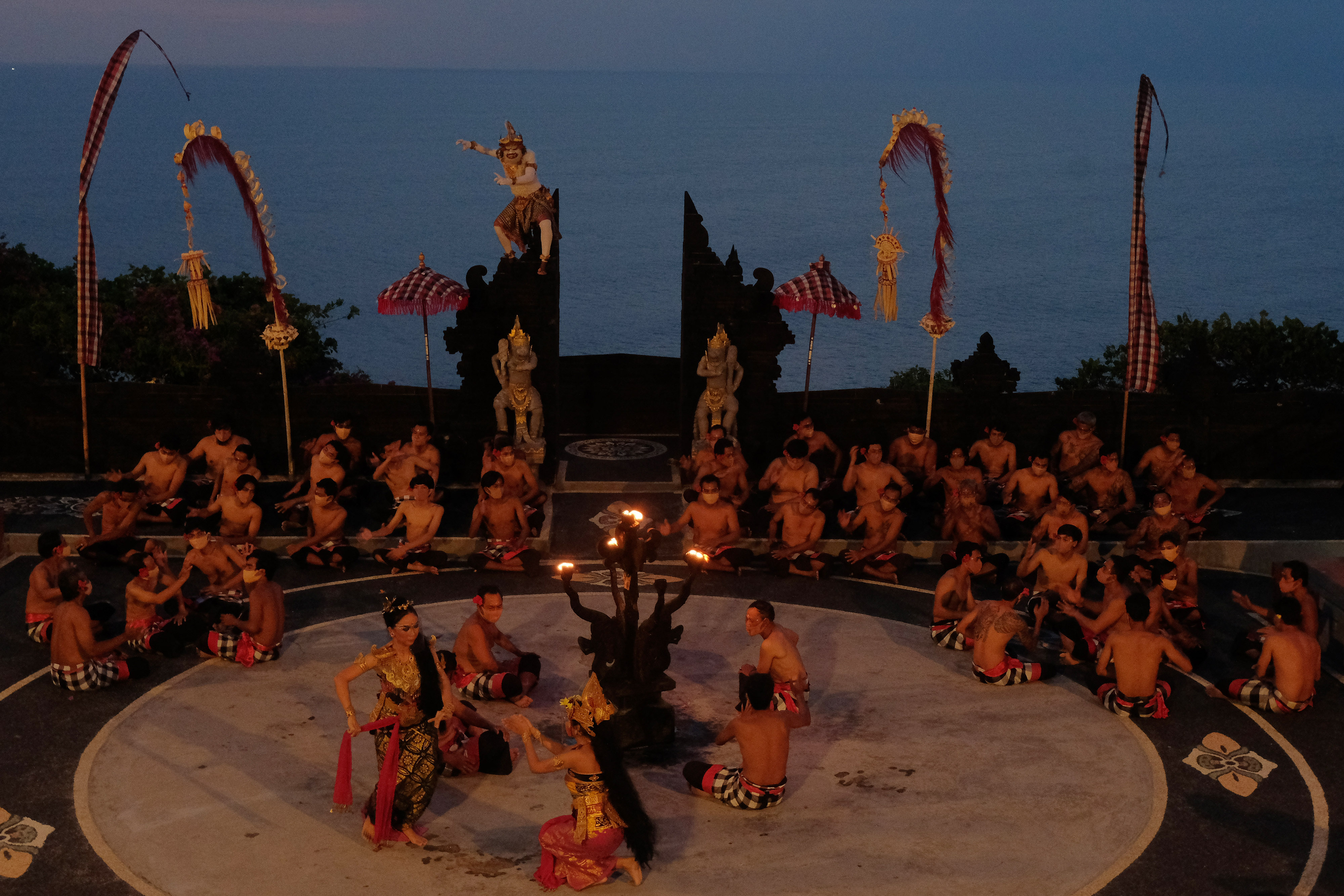 Puluhan seniman tampil dalam pementasan Tari Kecak di Daya Tarik Wisata (DTW) Uluwatu, Badung, Bali.