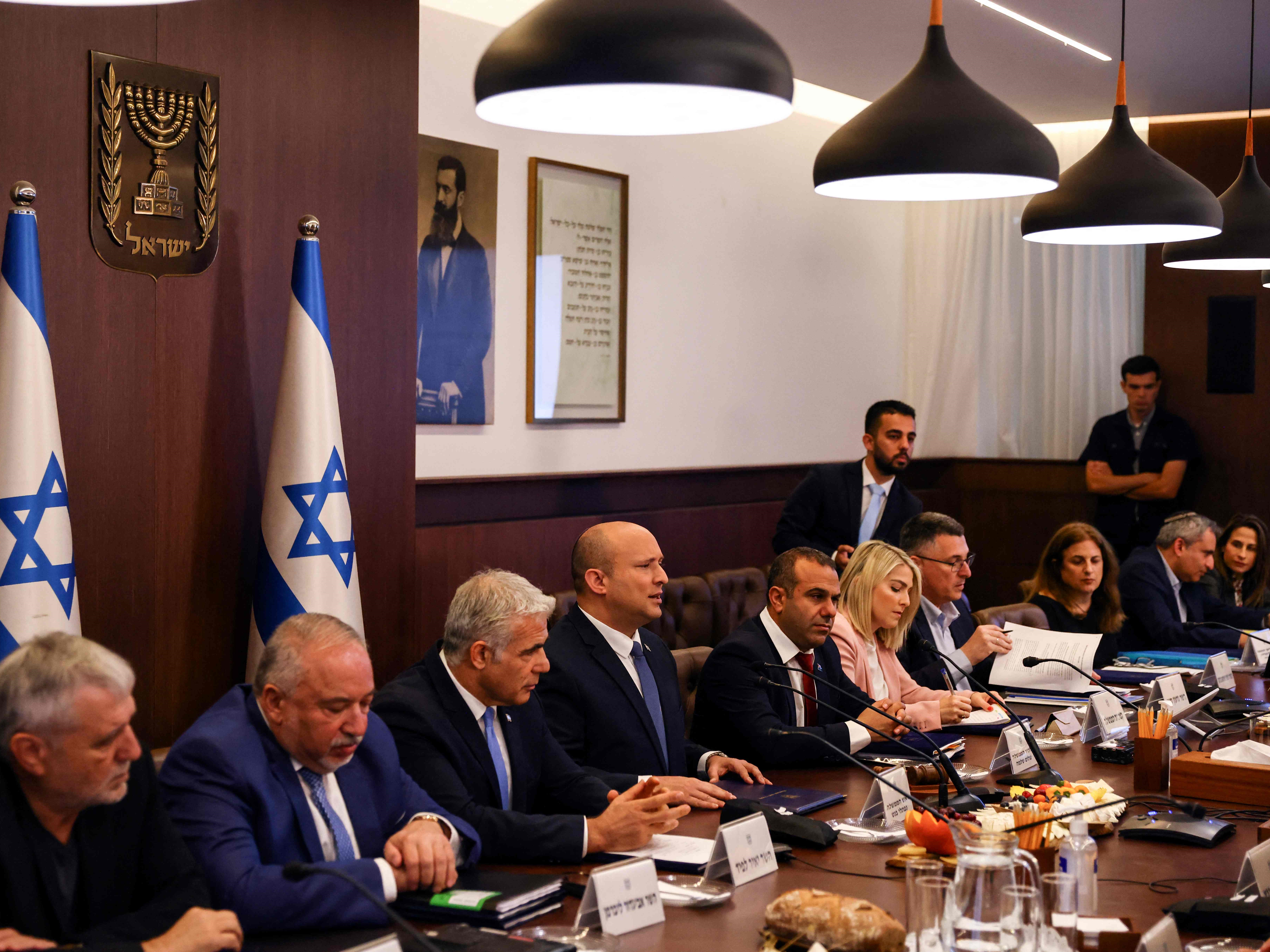 PMIsrael Naftali Bennett (empat dari kiri) dan sebagian pemerintahannya menghadiri rapat kabinet di kantornya di Jerusalem, Minggu (22/5). 