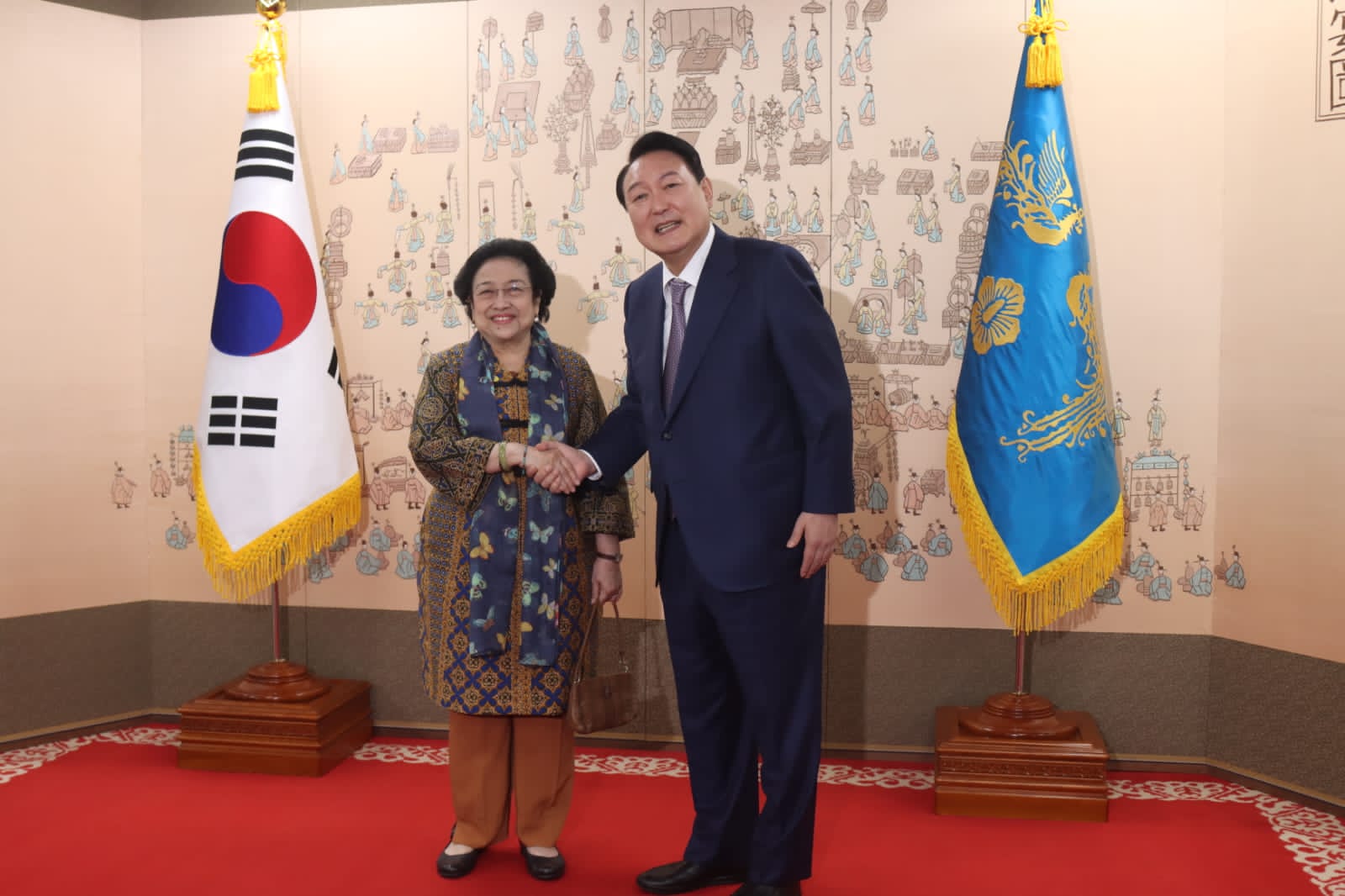 Presiden kelima Indonesia Megawati Soekarnoputri (kiri) bersama Presiden Korsel Yoon Suk-yeol.