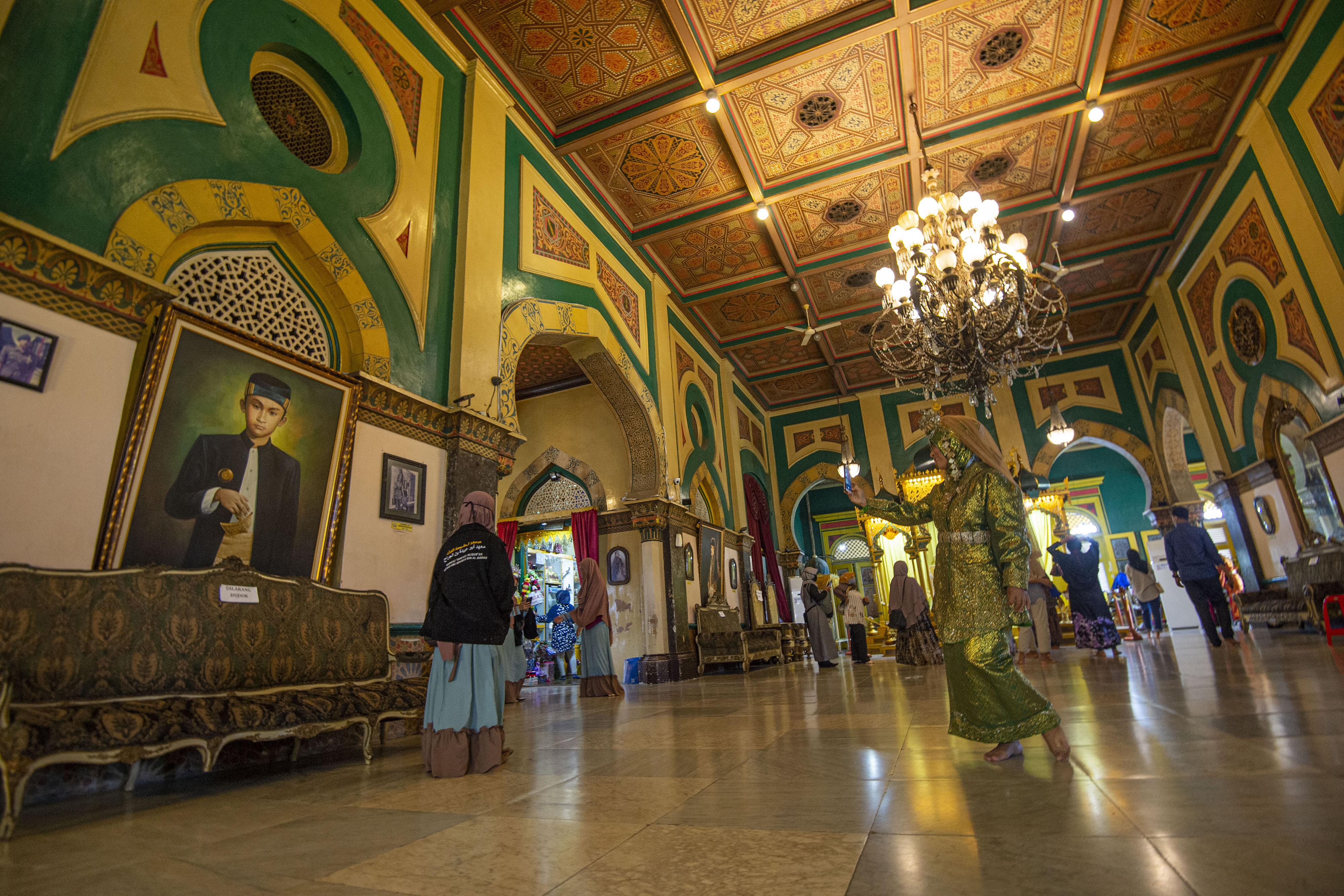 Sejumlah wisatawan berkunjung ke Istana Maimun di Kota Medan, Sumatra Utara.