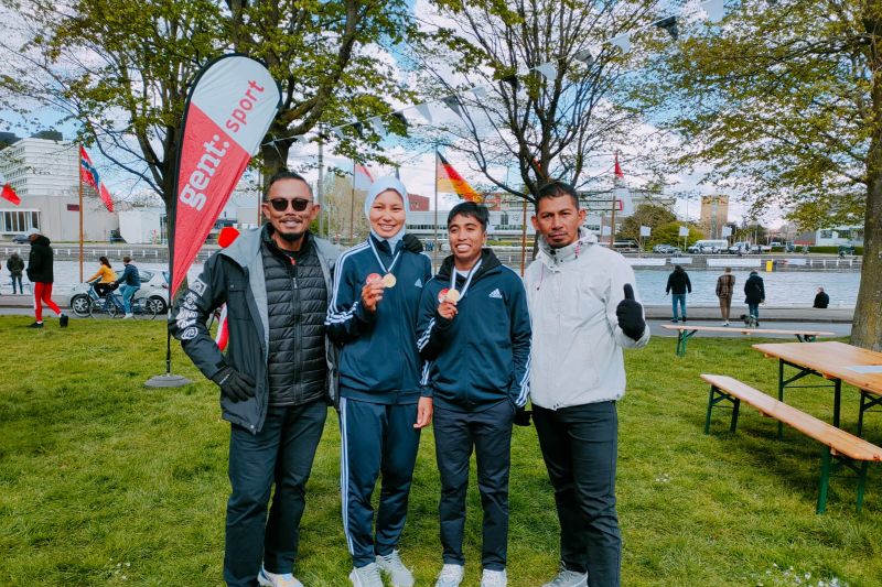 Pedayung Julianti (kedua dari kiri) dan Chelsea Corputty (kedua dari kanan) raih medali di kejuaraan Ghent Spring Rowing Regatta di Belgia.