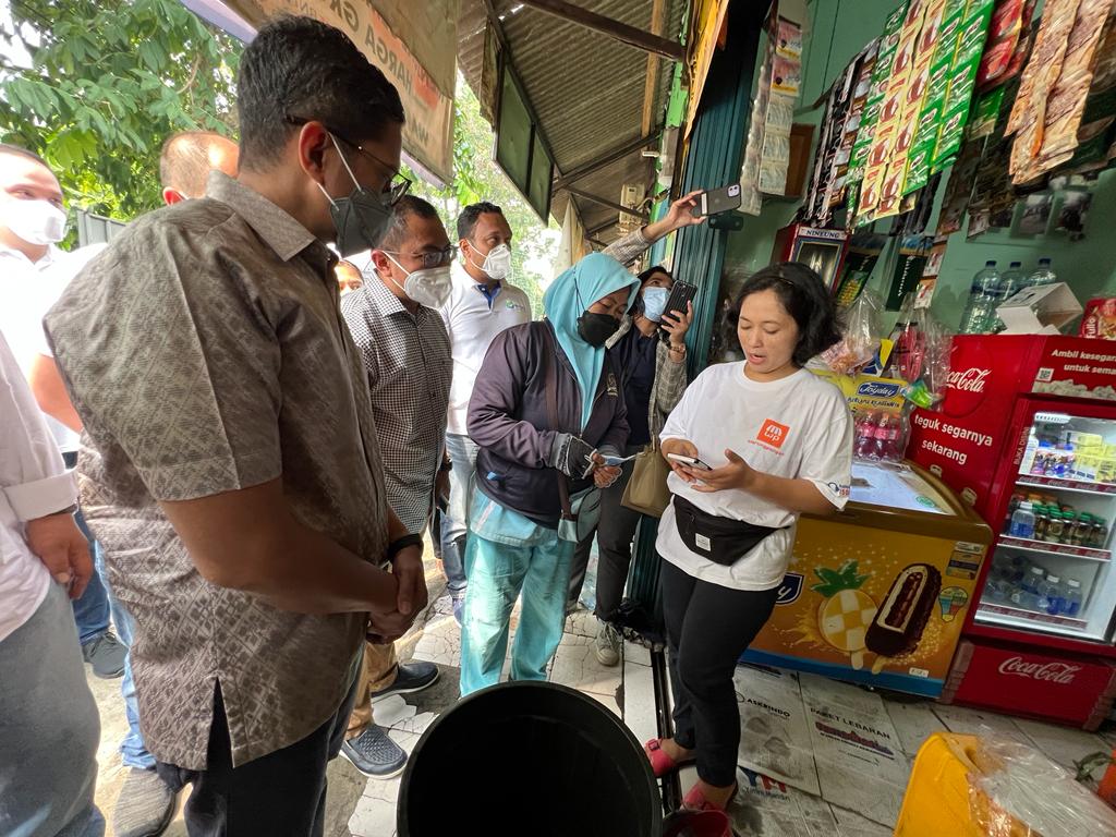 Wamen BUMN Pahala N Mansury meninjau Mitra Warung Pangan PPI bersama Direksi PPI, ID Food dan Nusindo di Jakarta Timur, Sabtu (14/05).