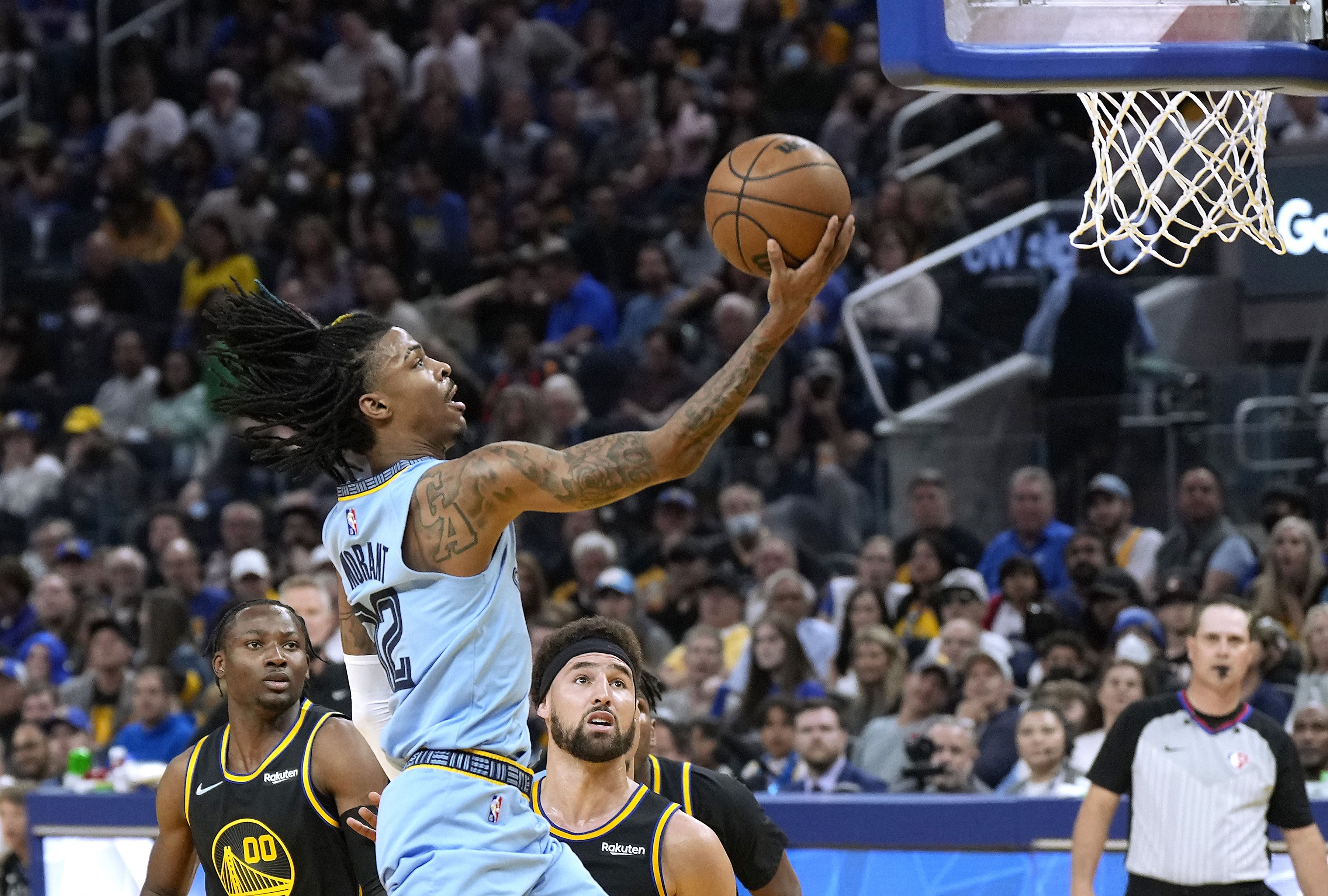 Bintang Memphis Grizzlies Ja Morant melakukan lay-up dalam laga playoff NBA melawan Golden State Warriors.