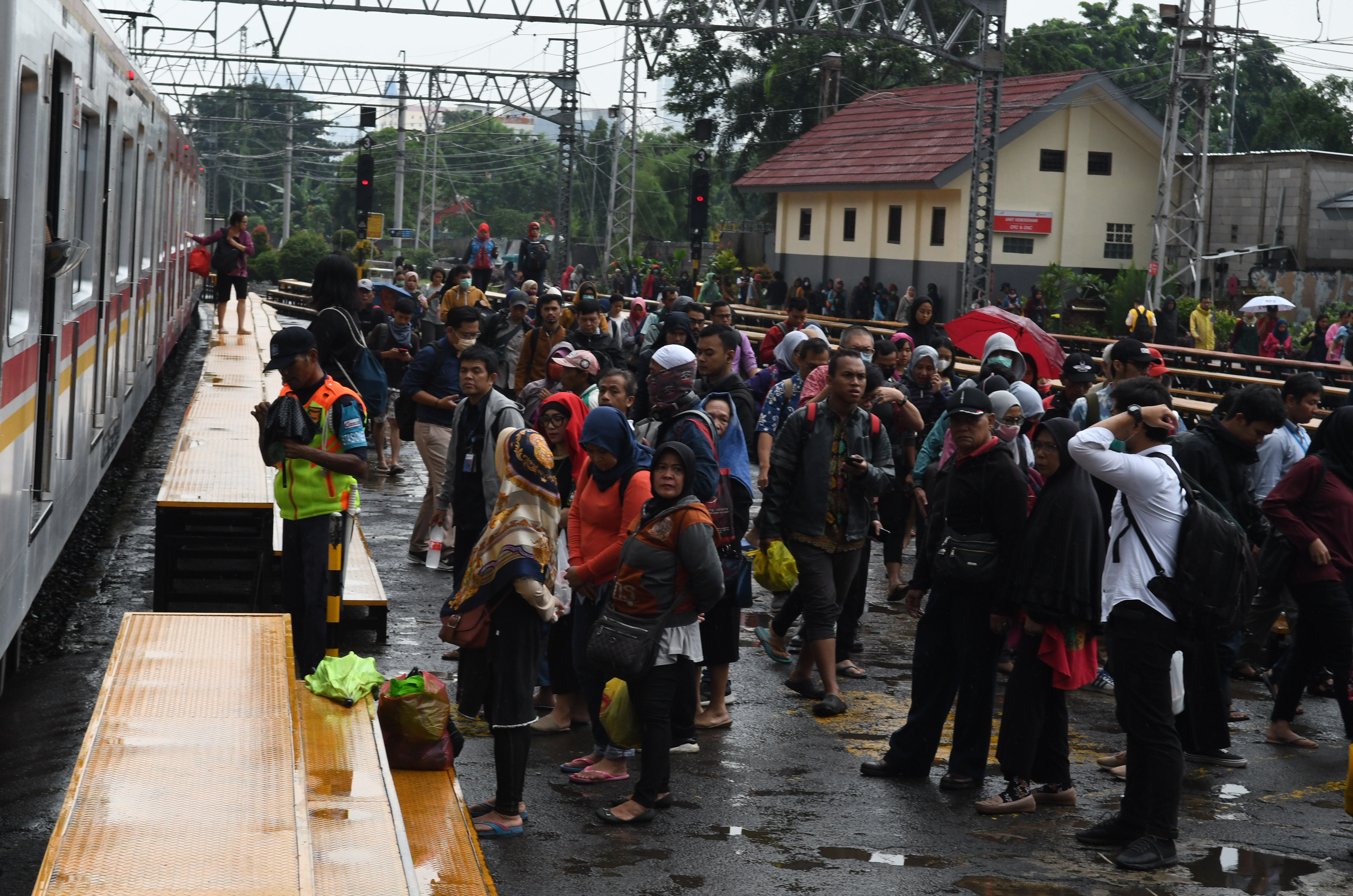 Penumpang KRL menunggu kereta lanjutanya di stasiun Manggarai, Jakarta Selatan.