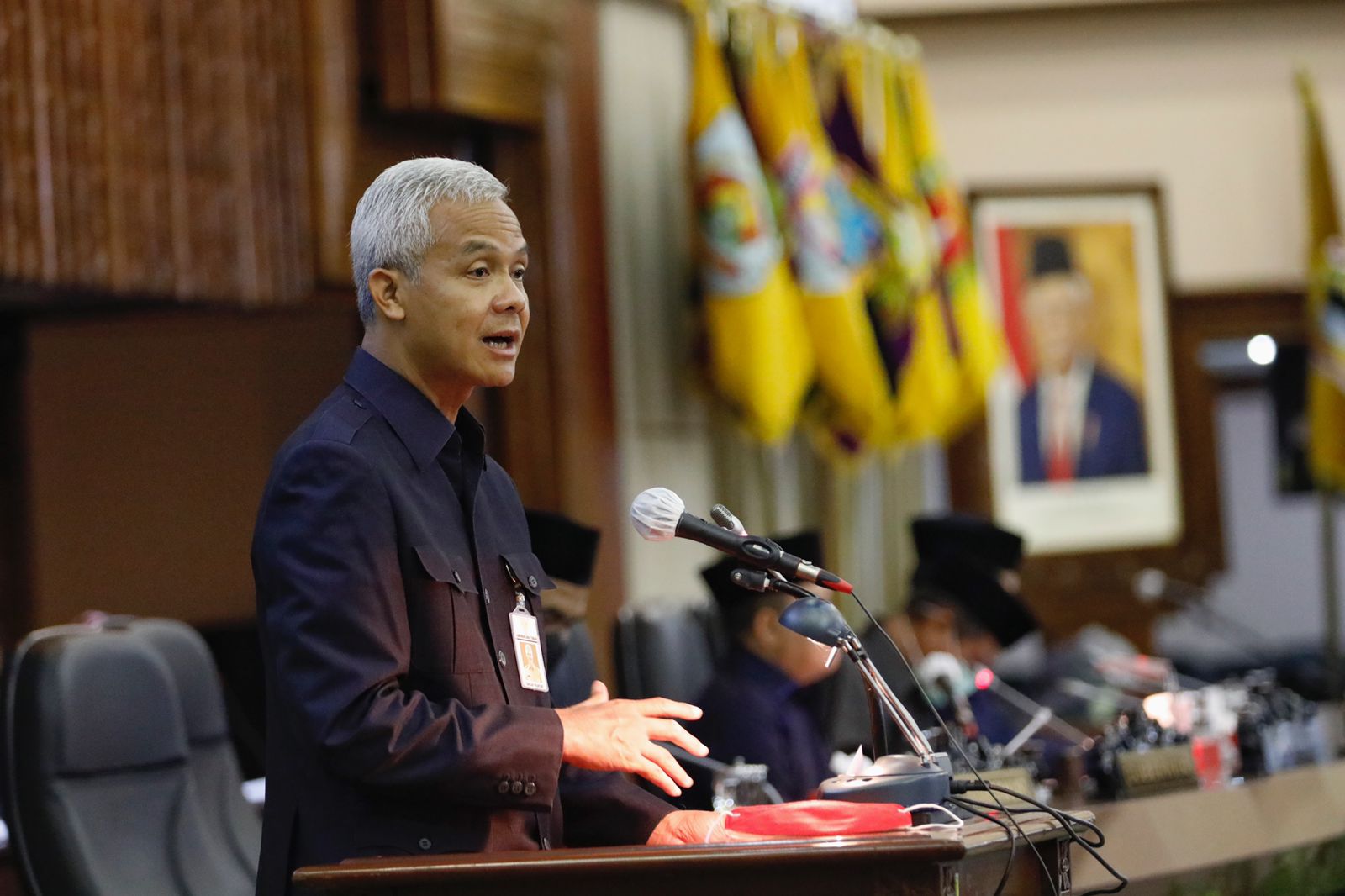 Gubernur Jawa Tengah Ganjar Pranowo saat rapat paripurna DPRD Jawa Tengah untuk mengesahkan Raperda tentang Tata Kelola dan Pemasaran Produk