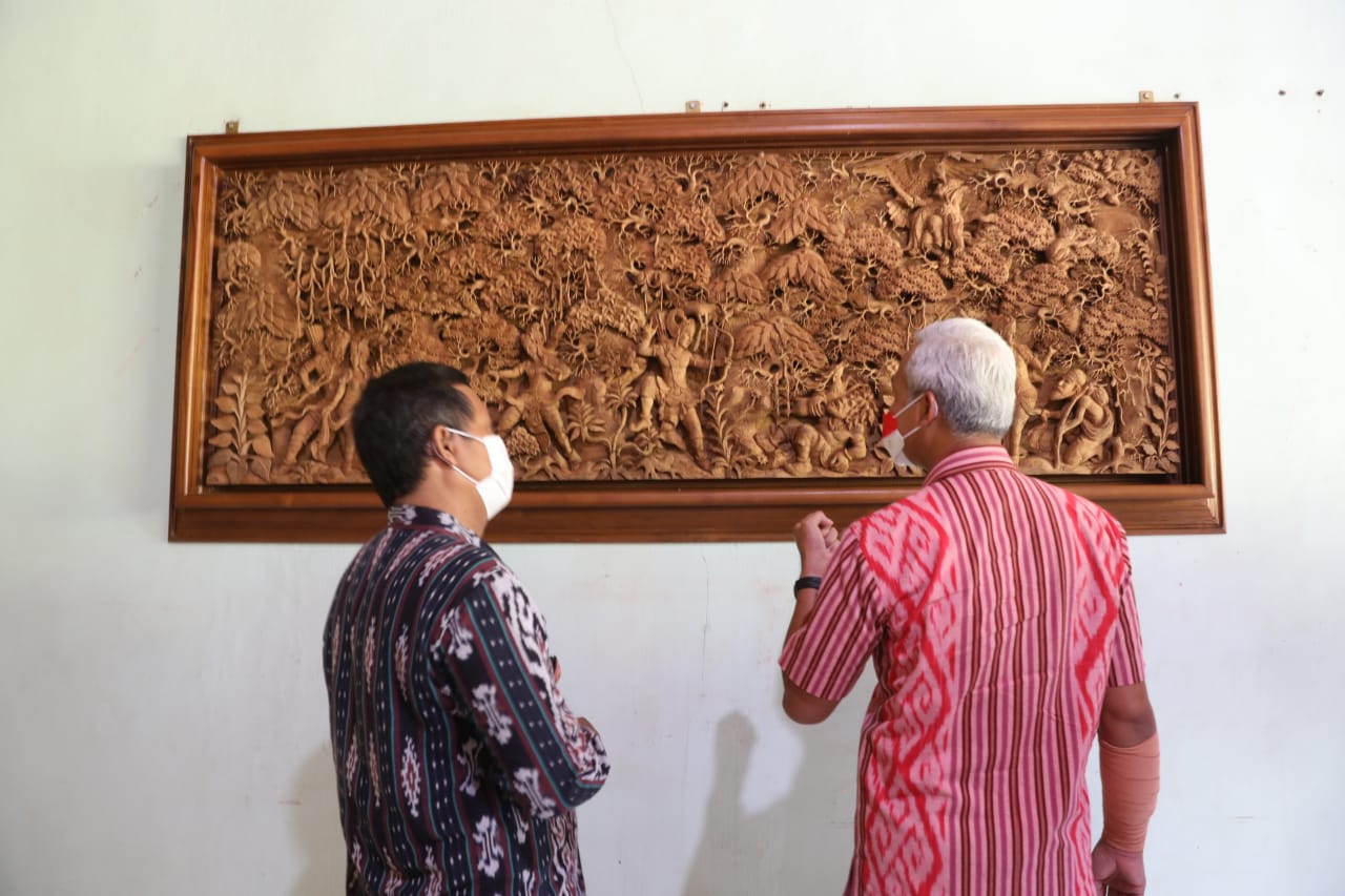 Gubernur Jawa Tengah Ganjar Pranowo (kanan)