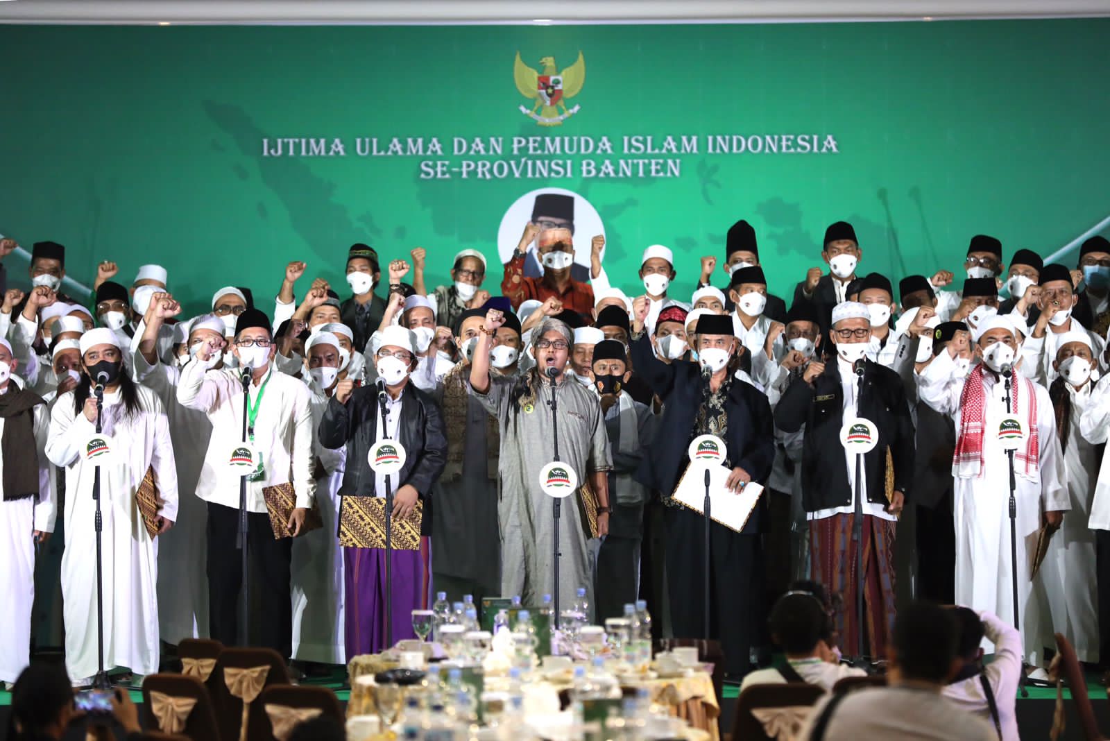 Para ulama, habib, dan pemuda Islam Indonesia yang tergabung dalam Ijtima Ulama Banten mendukung Menparekraf, Sandiaga Uno menjadi presiden 