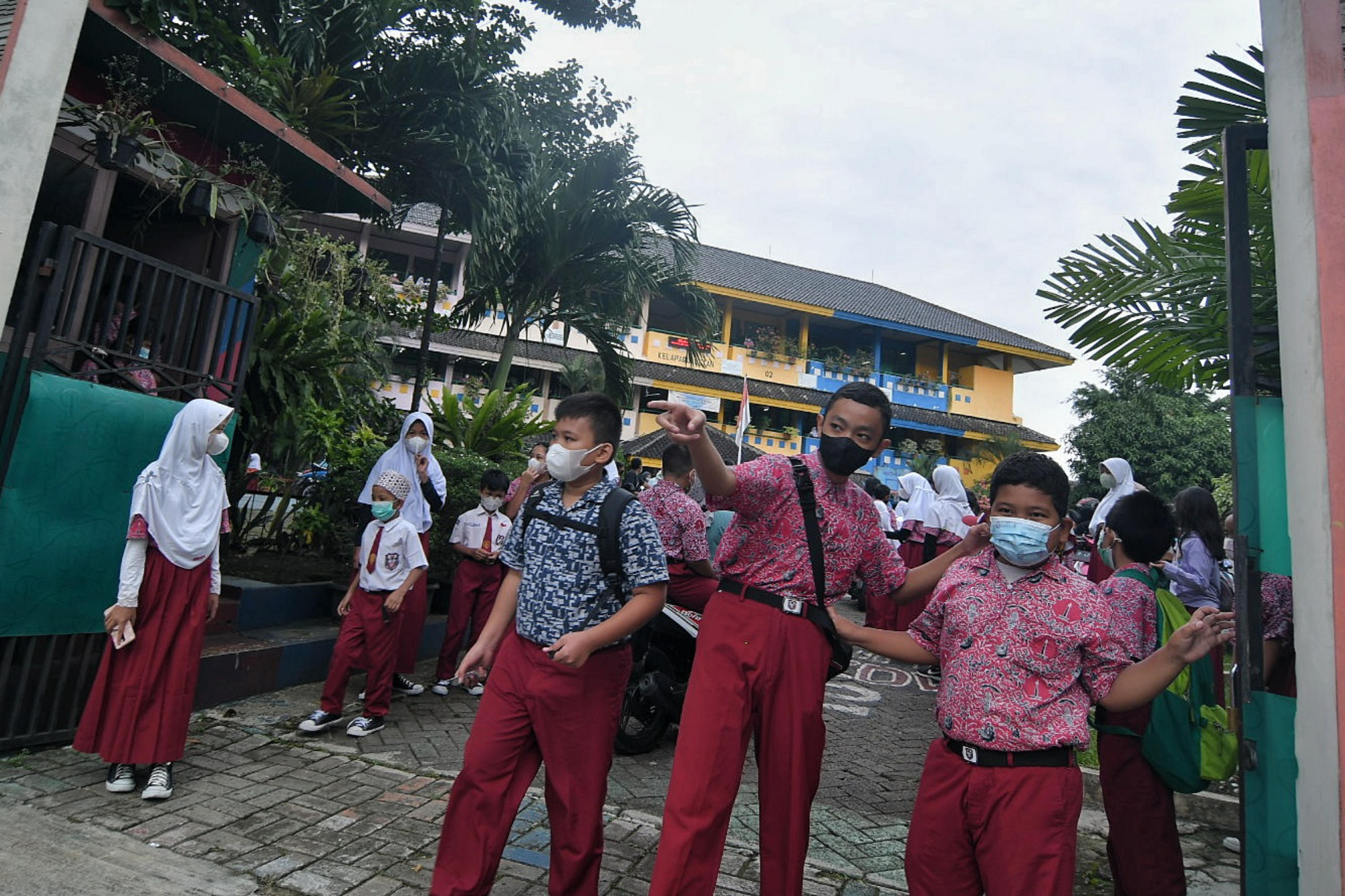 Sejumlah siswa di Jakarta kembali masuk sekolah seusai libur Lebaran.