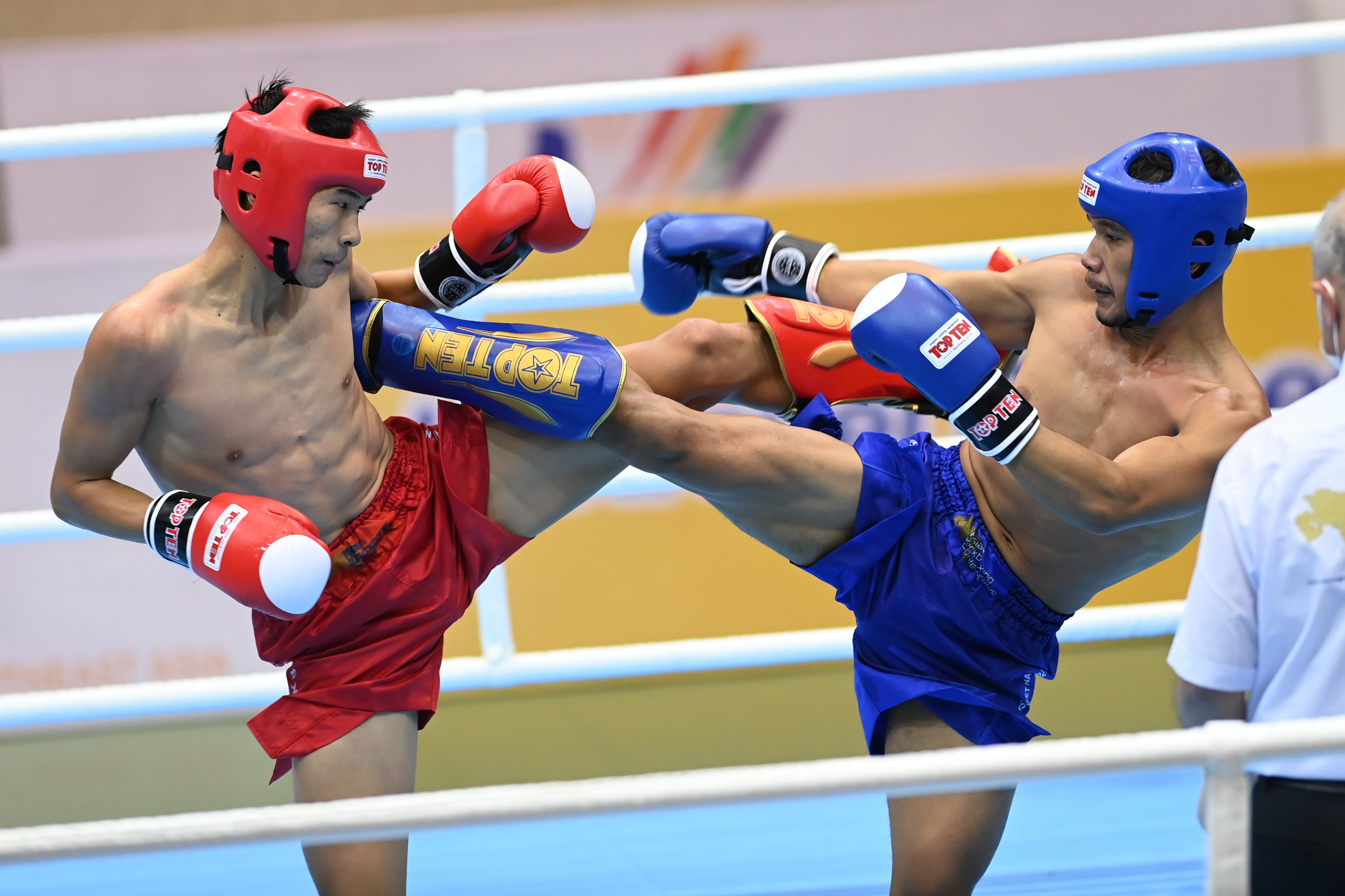 Kickboxer Indonesia Bonatua Lumbantungkup (kanan) beradu tendang dengan lawannya di pertandingan perempat final SEA Games Vietnam.