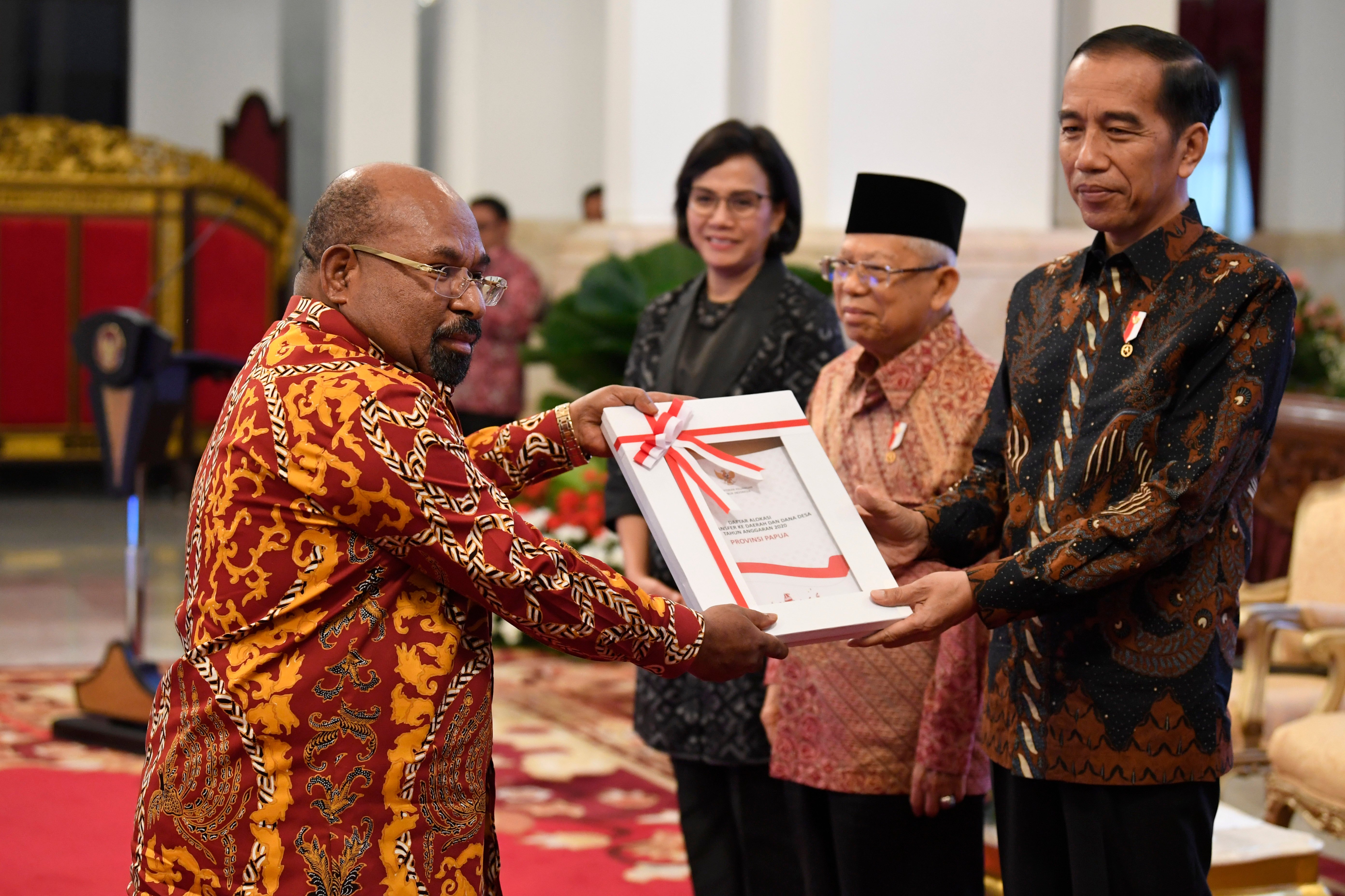 Presiden Jokowi saat bertemu dengan Gubernur Papua Lukas Enembe di Istana Negara pada 2019.