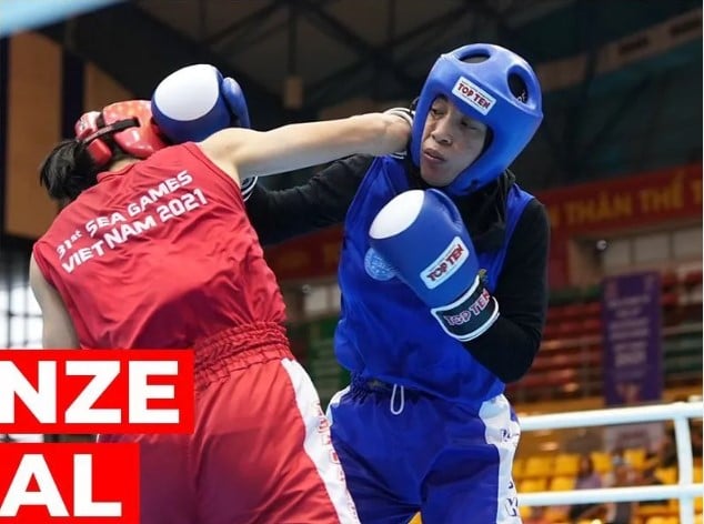 Kickboxer Indonesia Nadya Nakhoir (kanan) 