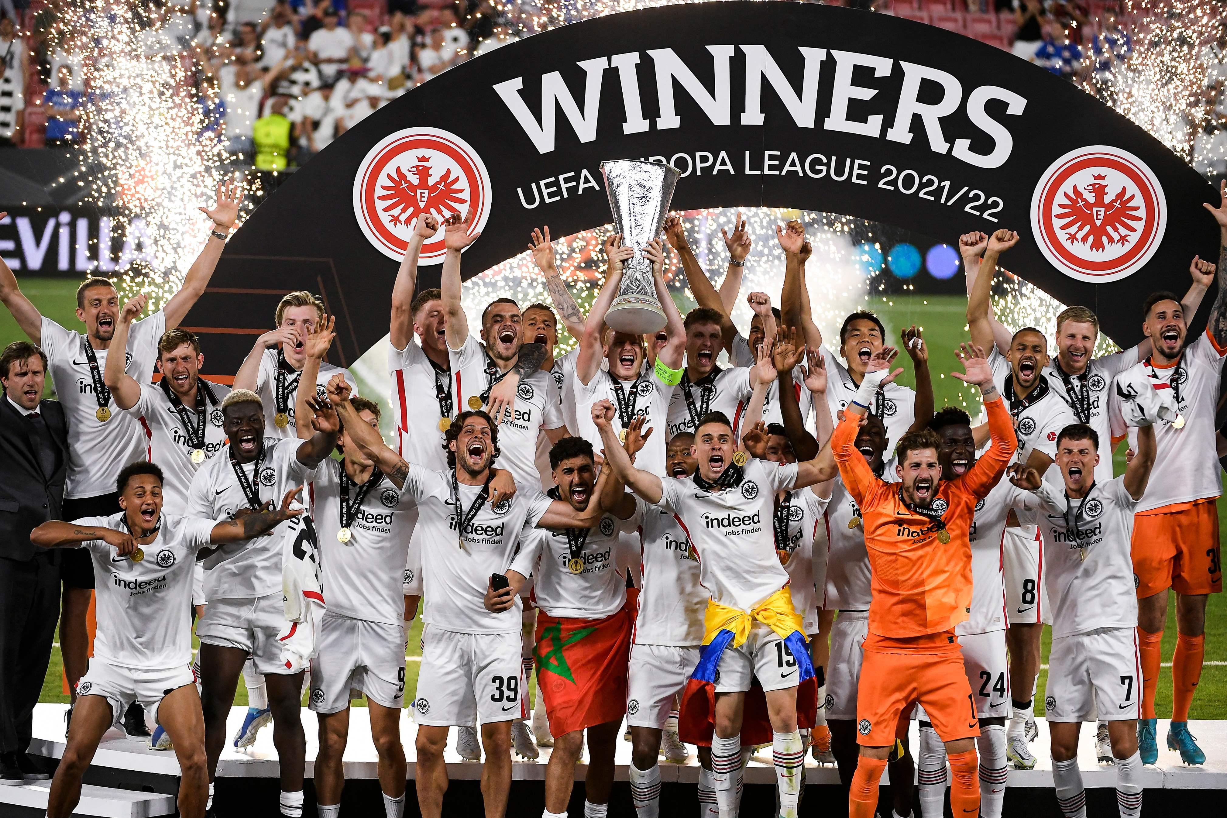 EINTRACHT Frankfurt keluar sebagai juara Liga Europa 2021/2022 setelah menang adu penalti 5-4 atas Ranger
