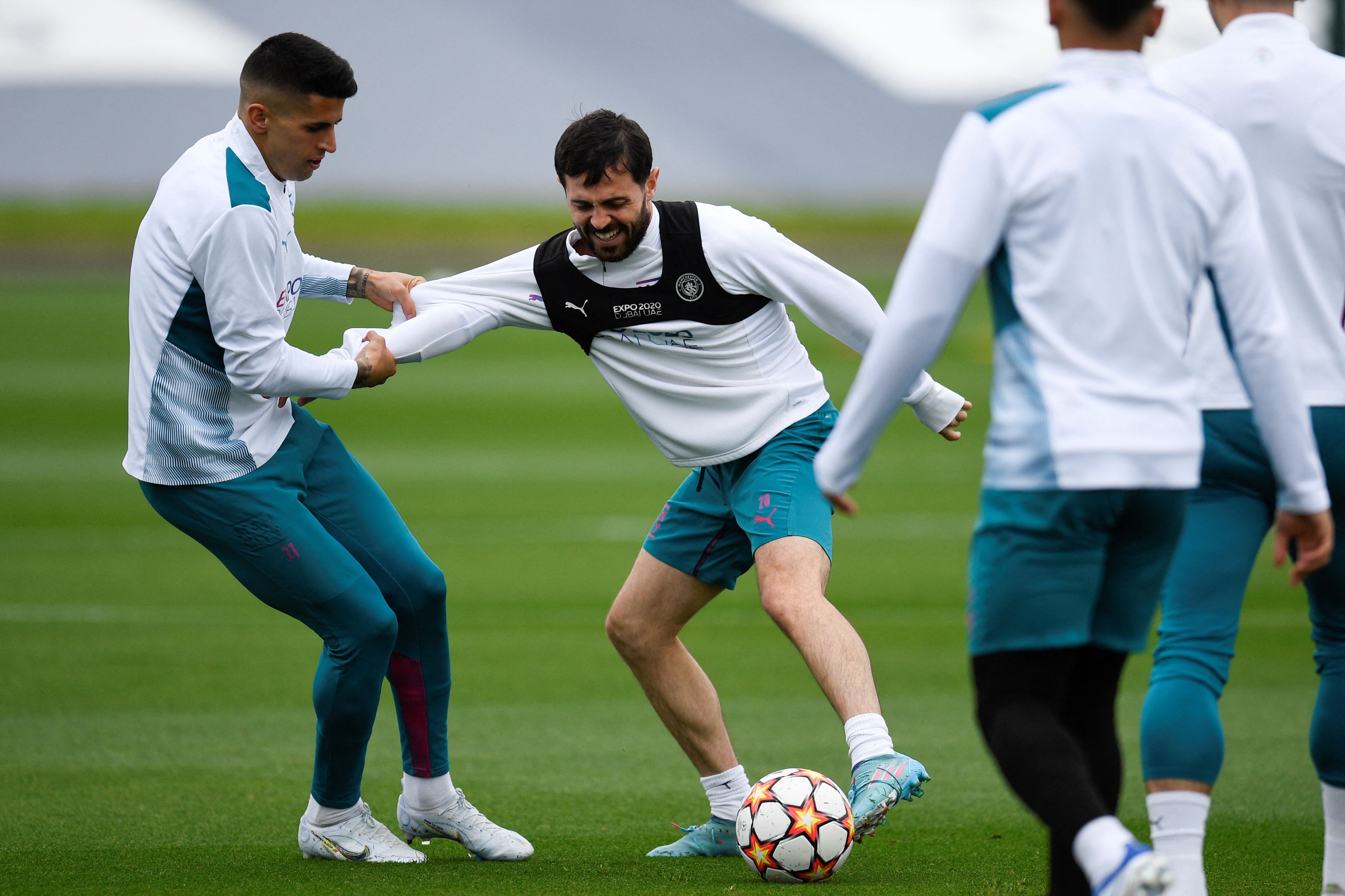 Pemain belakang Manchester City, Joao Cancelo (kiri) menjalani latihan jelang leg kedua semifinal Liga Champions menghadapi Real Madrid.