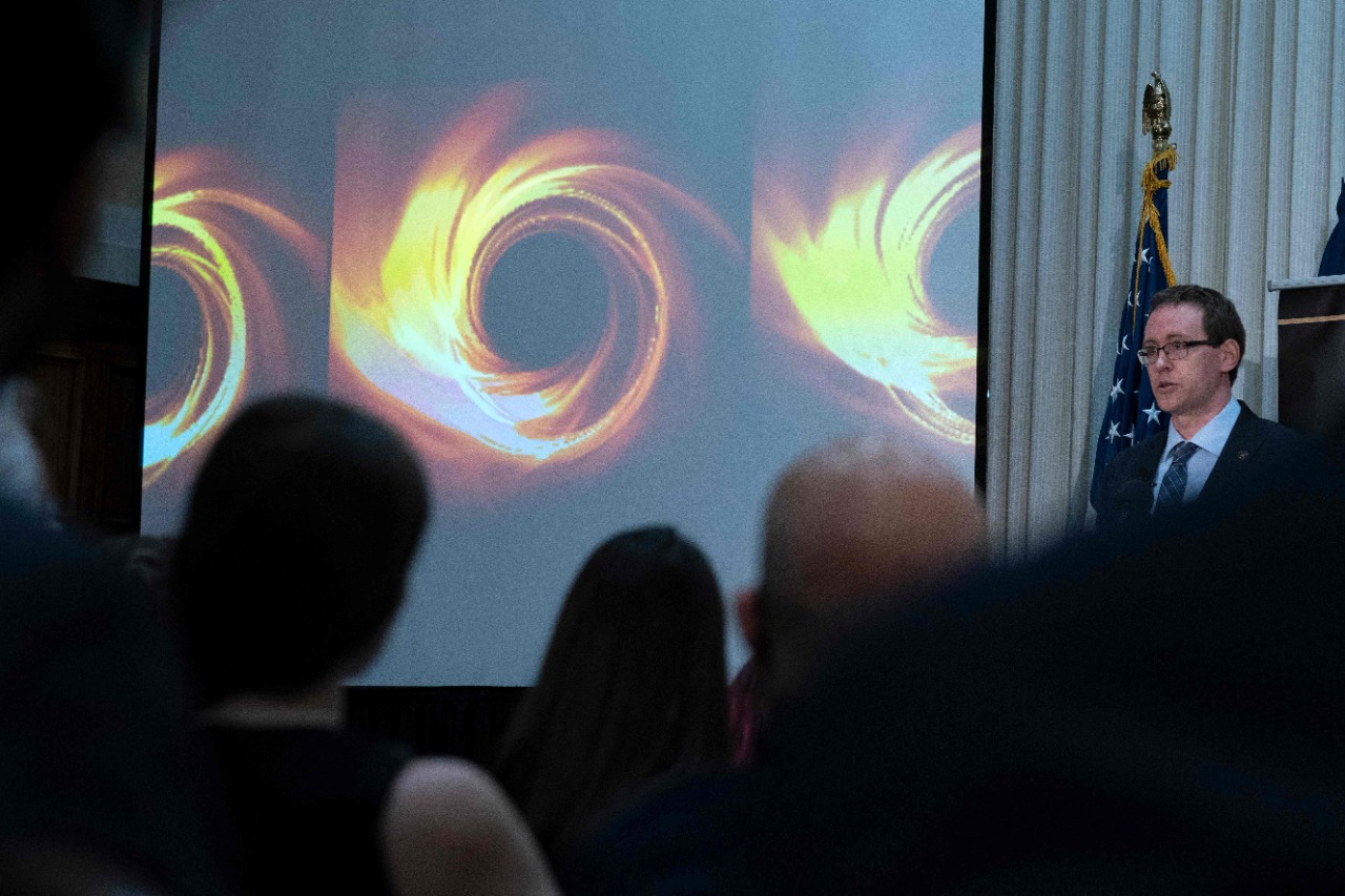 Pakar astrofisika Michael Johnson berbicara saat mengumumkan gambar pertama Sagitarius A*, lubang hitam di Galaksi Bima Sakti