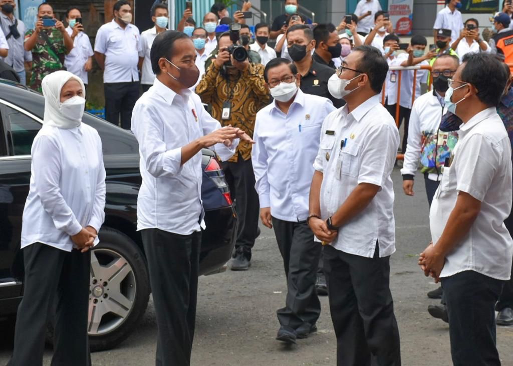 Presiden Joko Widodo (kedua kiri) saat berkunjung ke Pasar Kreneng
