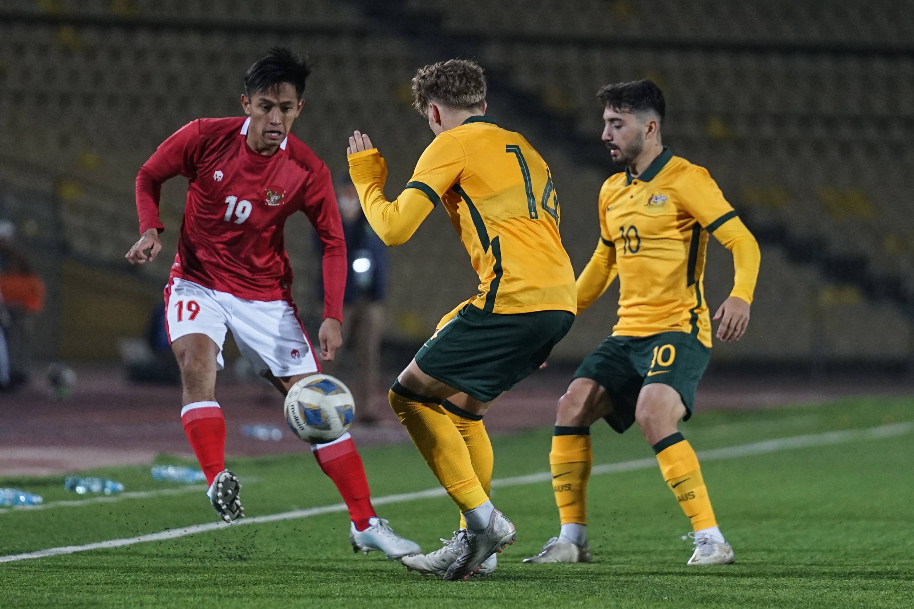 Hanis Saghara (kiri)