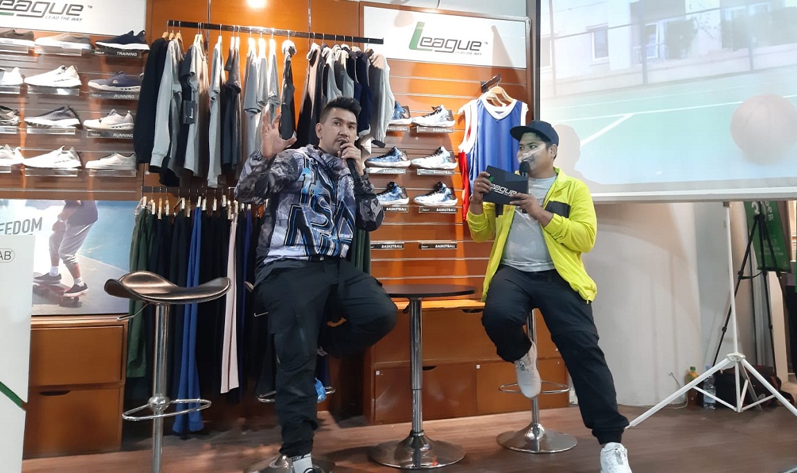 Pebasket freestyle Richard Insane (kiri) mempresentasikan sepatu Shift Insane produksi League, Sabtu (28/5)