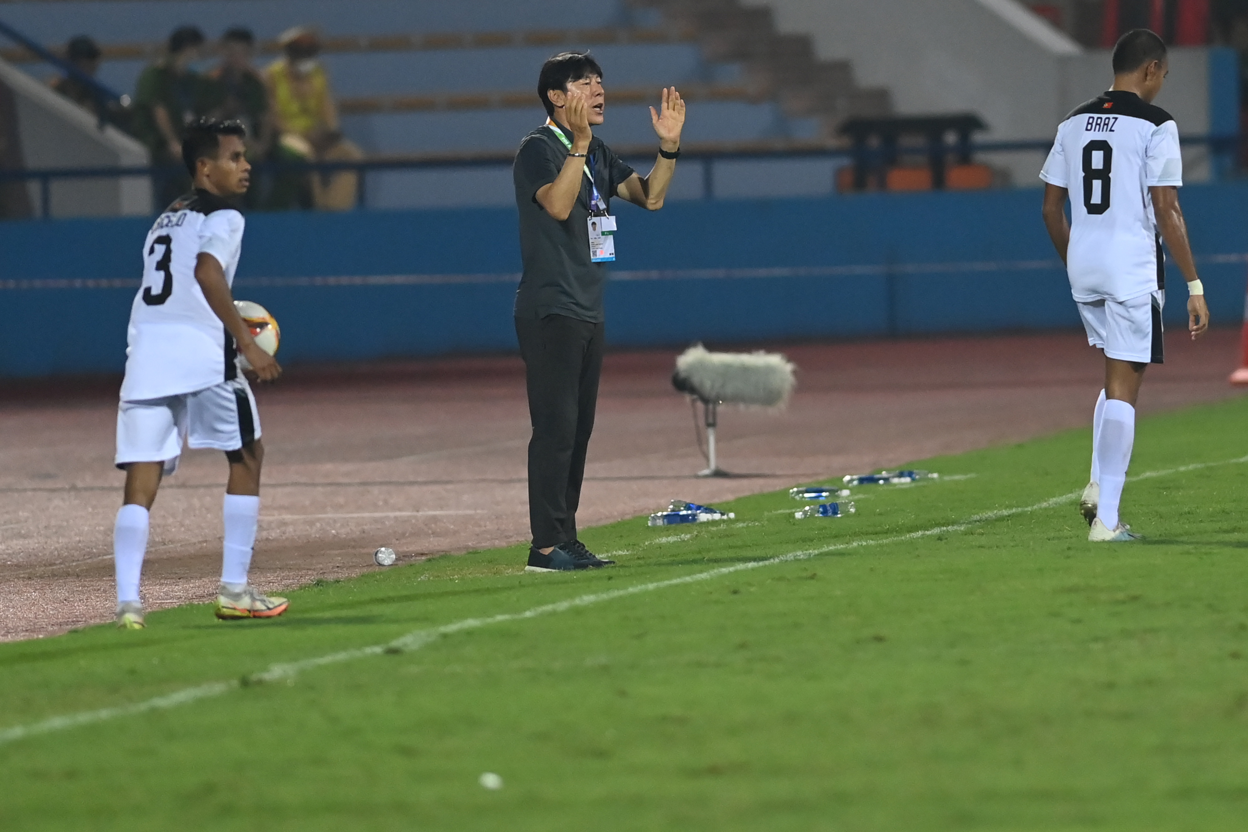 Pelatih Timnas U-23 Shin Tae-yong memberikan arahan kepada anak asuhnya sata laga kontra Timor Leste di SEA Games Vietnam