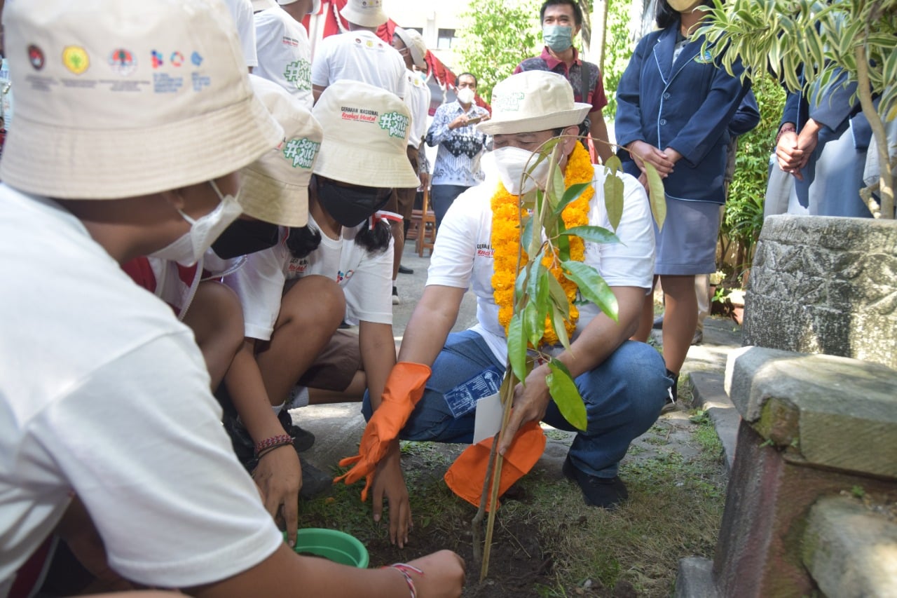 Menko PMK Muhadjir Effendy melakukan penanaman mangrove di Bali