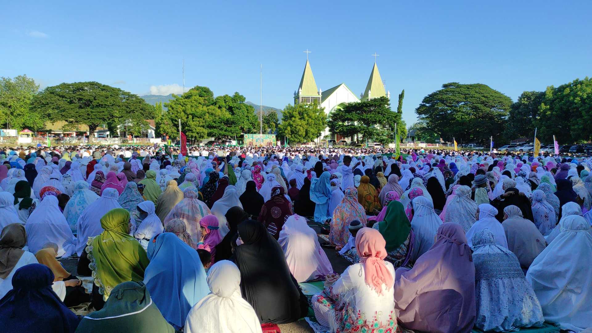 Ribuan umat muslim Salat Idulfitri 1443 H di depan Gereja GMIT Kalvari Maumere.