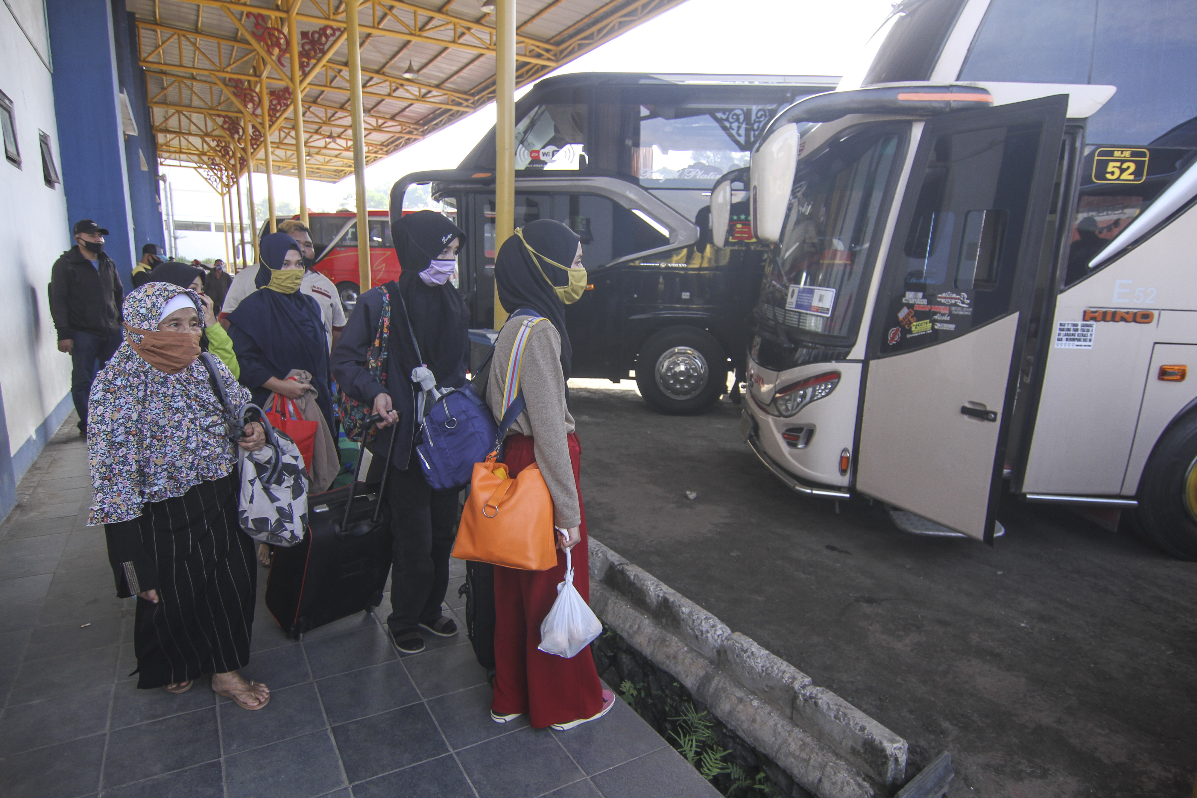 Sejumlah penumpang menunggu bus AKAP di Terminal Jatijajar, Depok, Jawa Barat.