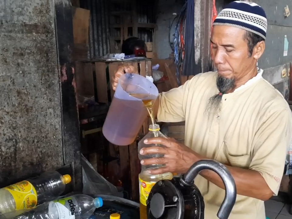 Agen minyak goreng curah di Pasar Bitingan Kudus, Kamis (26/5/2022).