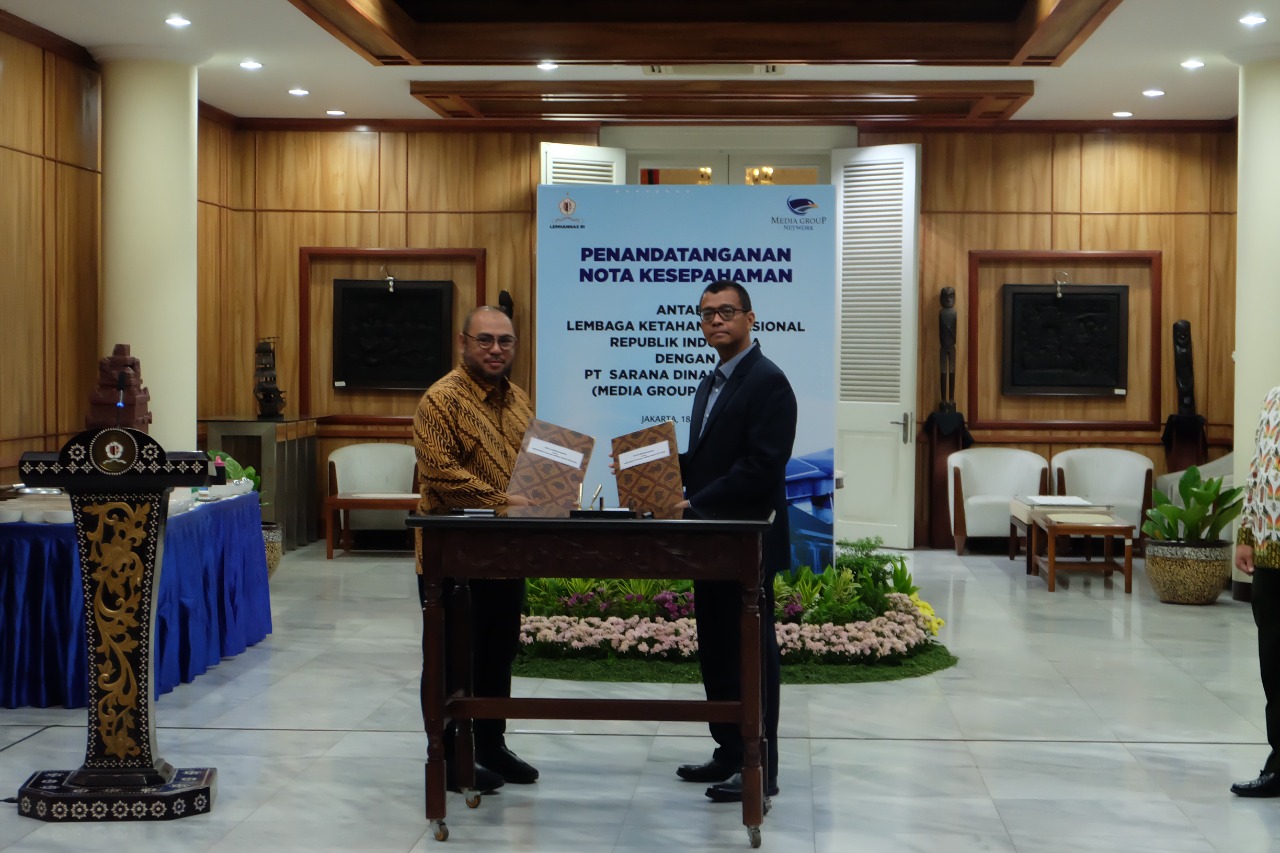 Gubernur Lemhanas Andi Widjajanto (kanan) berfoto bersama CEO Media Grup Network Mohamad Mirdal Akib usai menandatangani MoU, Rabu (18/5).
