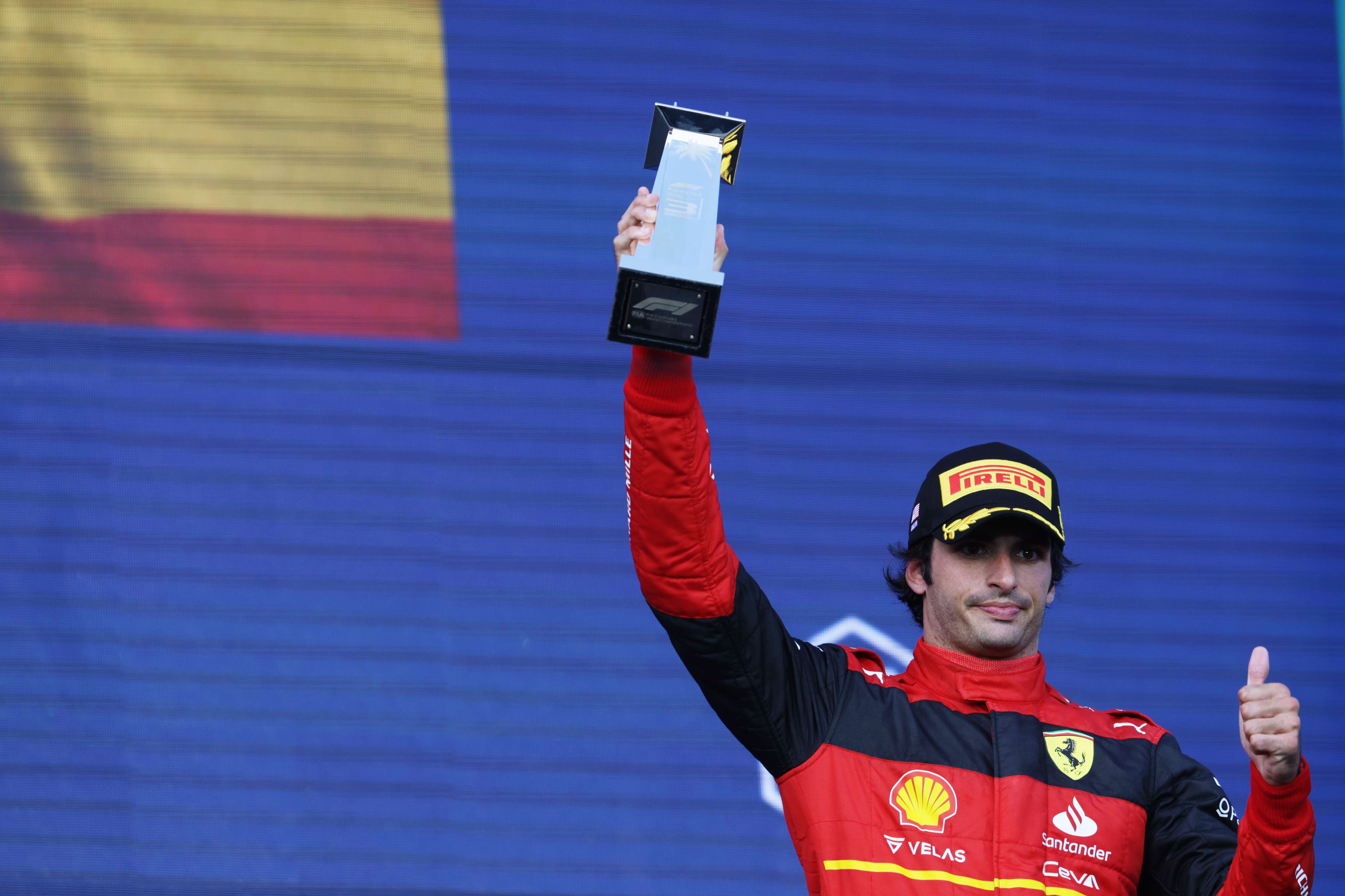 Pembalap Carlos Sainz saat merayakan kemenangan di podium F1.