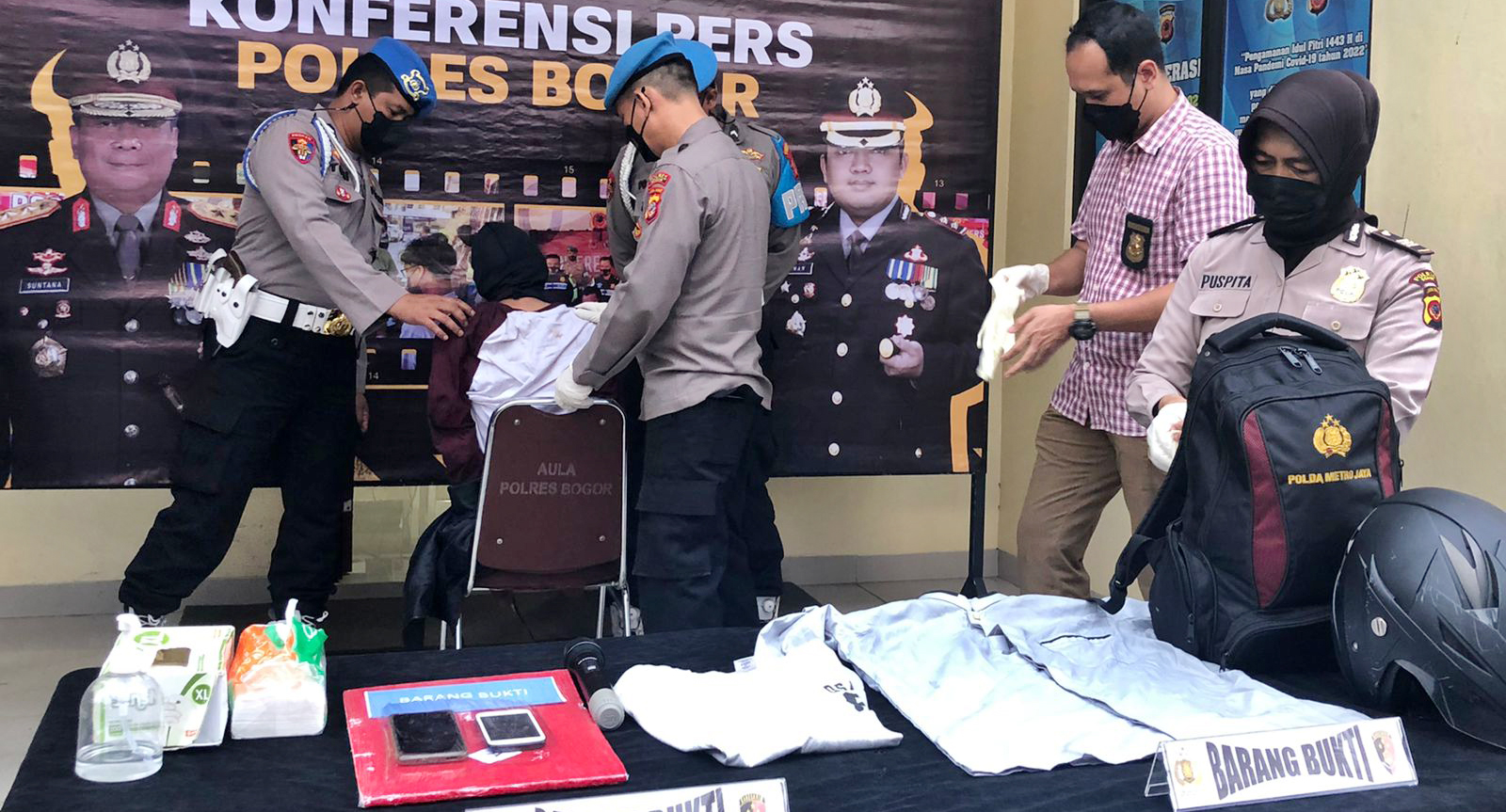 Tersangka penculik anak, Abbi Rizal Afif (kedua kiri)