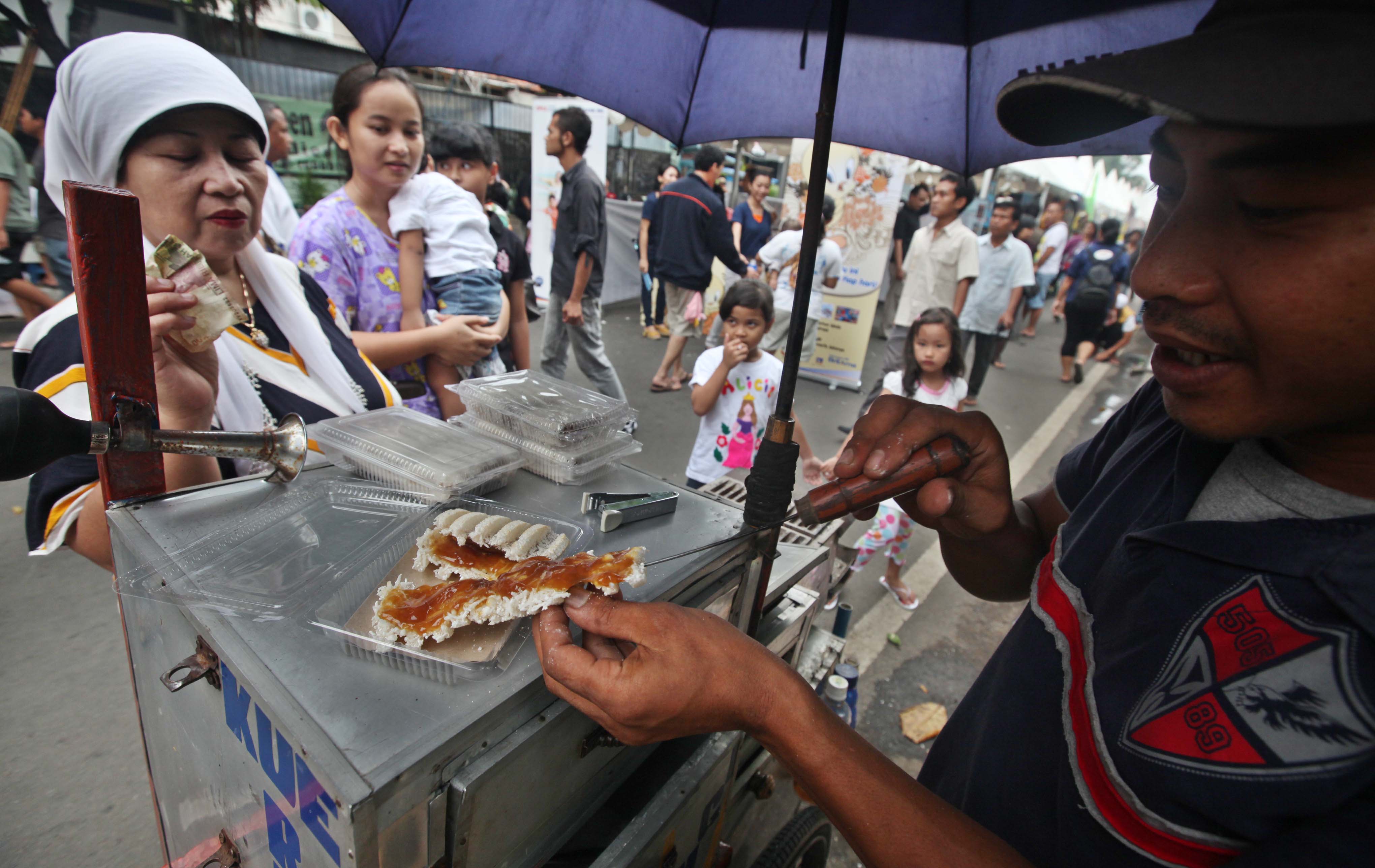 Pedagang makanan khas betawi kue rangi