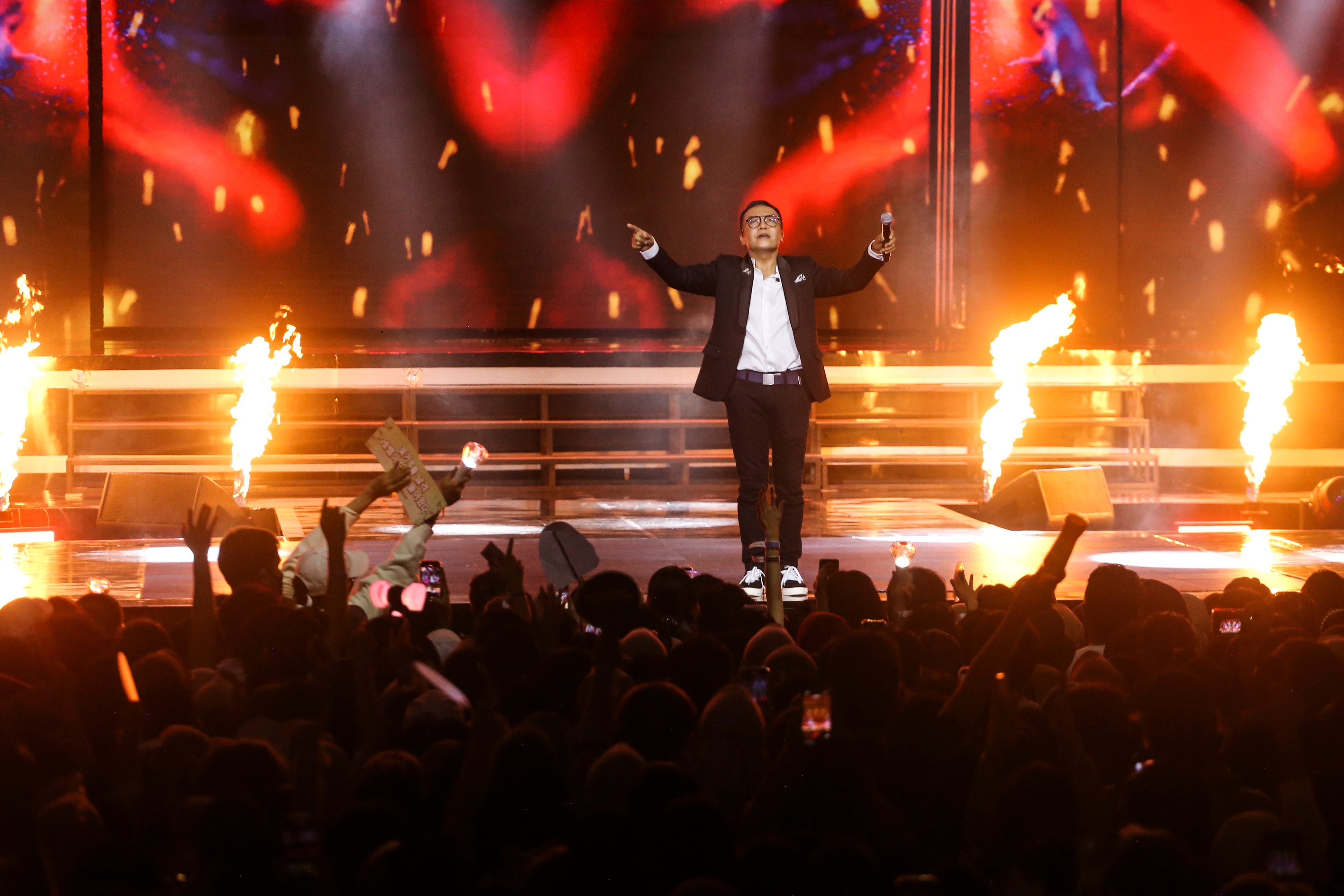 Penyanyi Ari Lasso beraksi dalam acara Allo Bank Festival di Istora Senayan, Jakarta, Sabtu (21/5).
