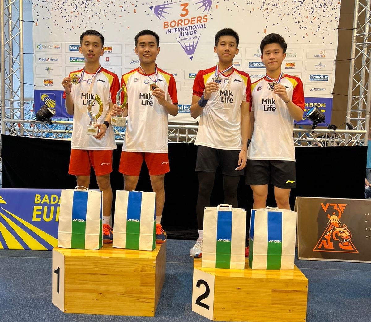Atlet bulu tangkis PB Djarum di podium juara 3 Borders international U-19