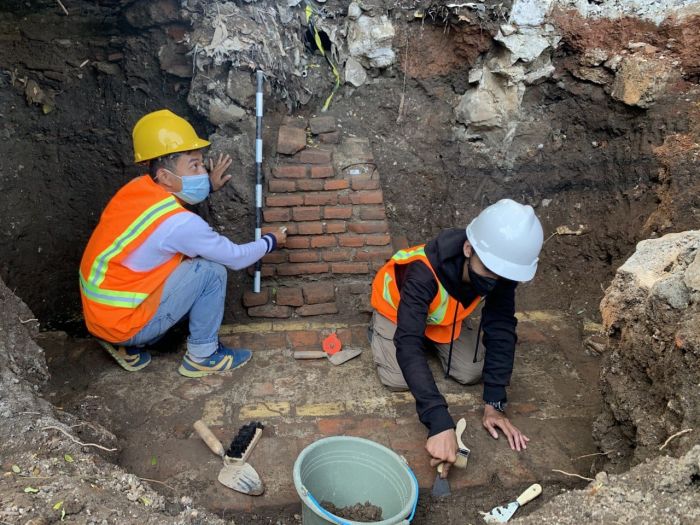 Ilustrasi peneliti di situs bersejarah