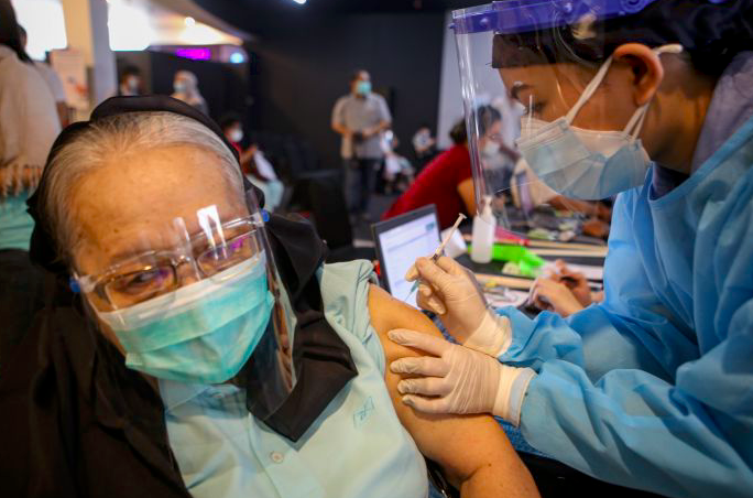 Ilustrasi--Seorang warga lanjut usia (lansia) menerima suntikan vaksin COVID-19 di Lippo Village, Kelapa Dua, Kabupaten Tangerang, Banten.  