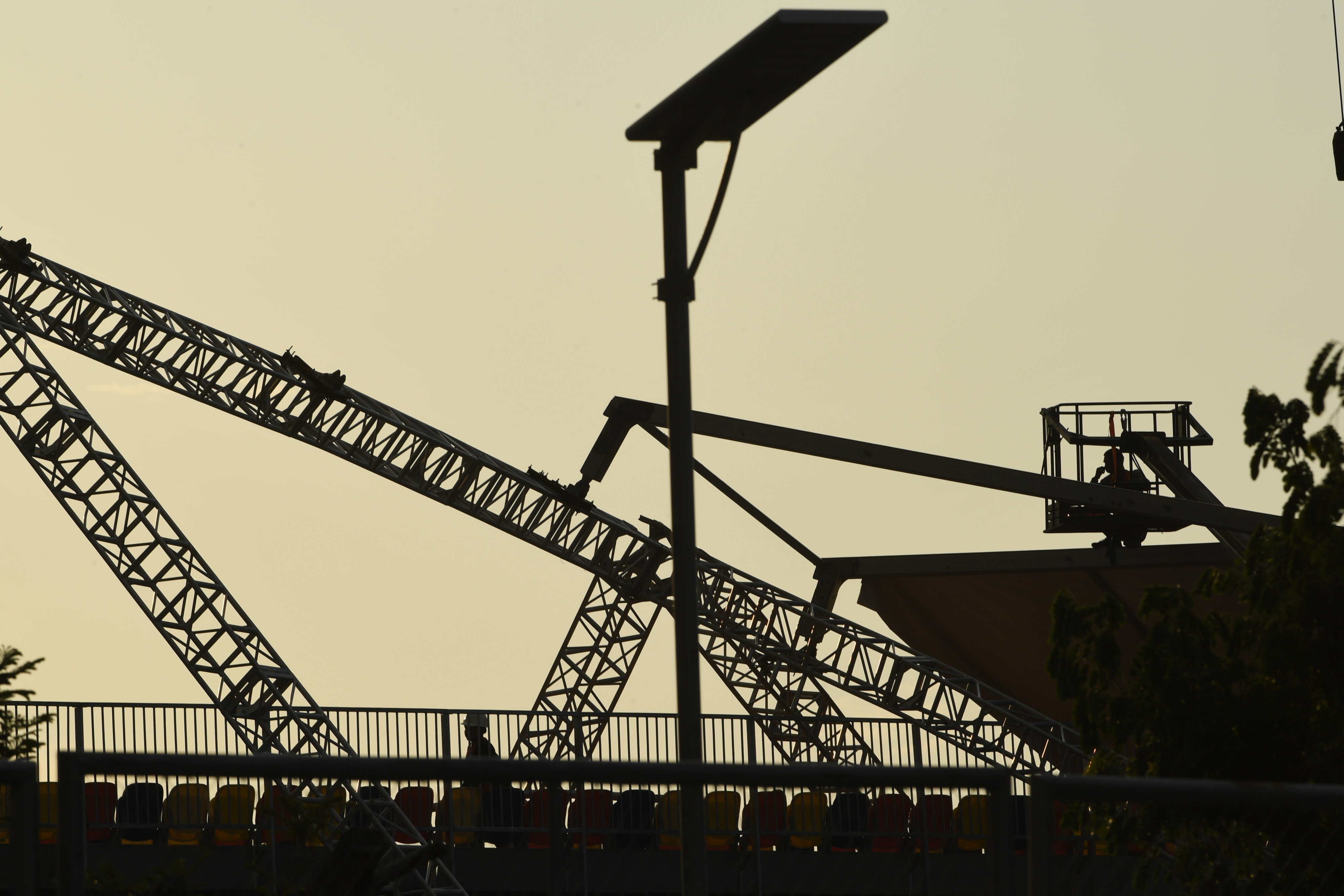 Perbaikan atap tribun penonton sirkuit Formula E yang roboh di Ancol, Jakarta.