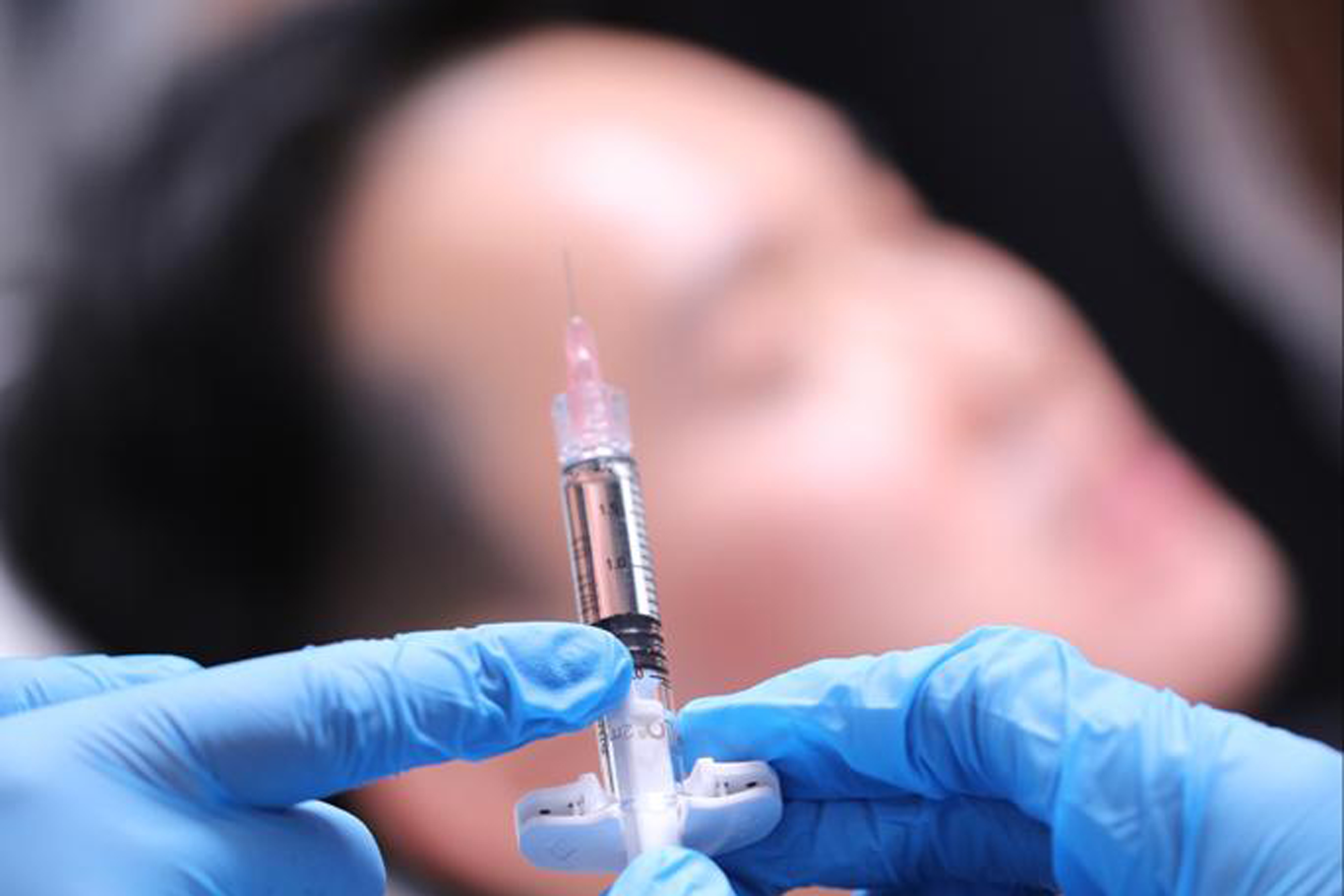 Proses perawatan wajah di klinik kecantikan dan kesehatan.