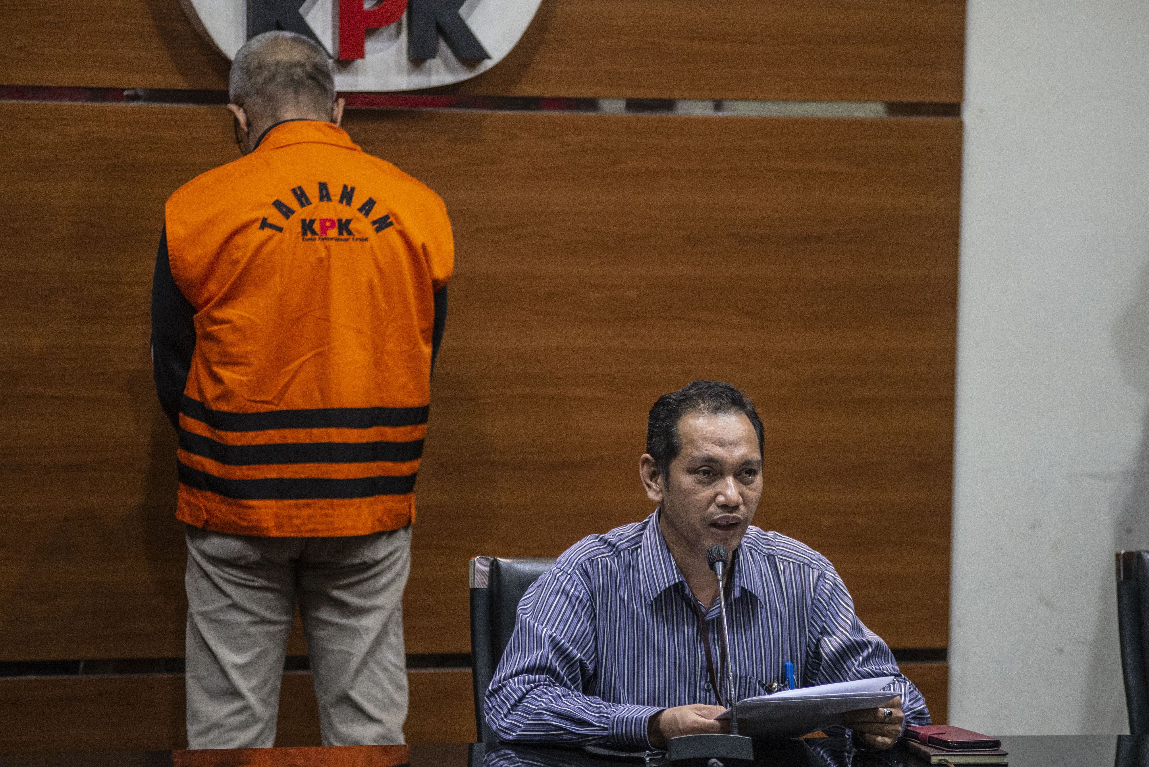 Wakil Ketua KPK Nurul Ghufron (kanan) 