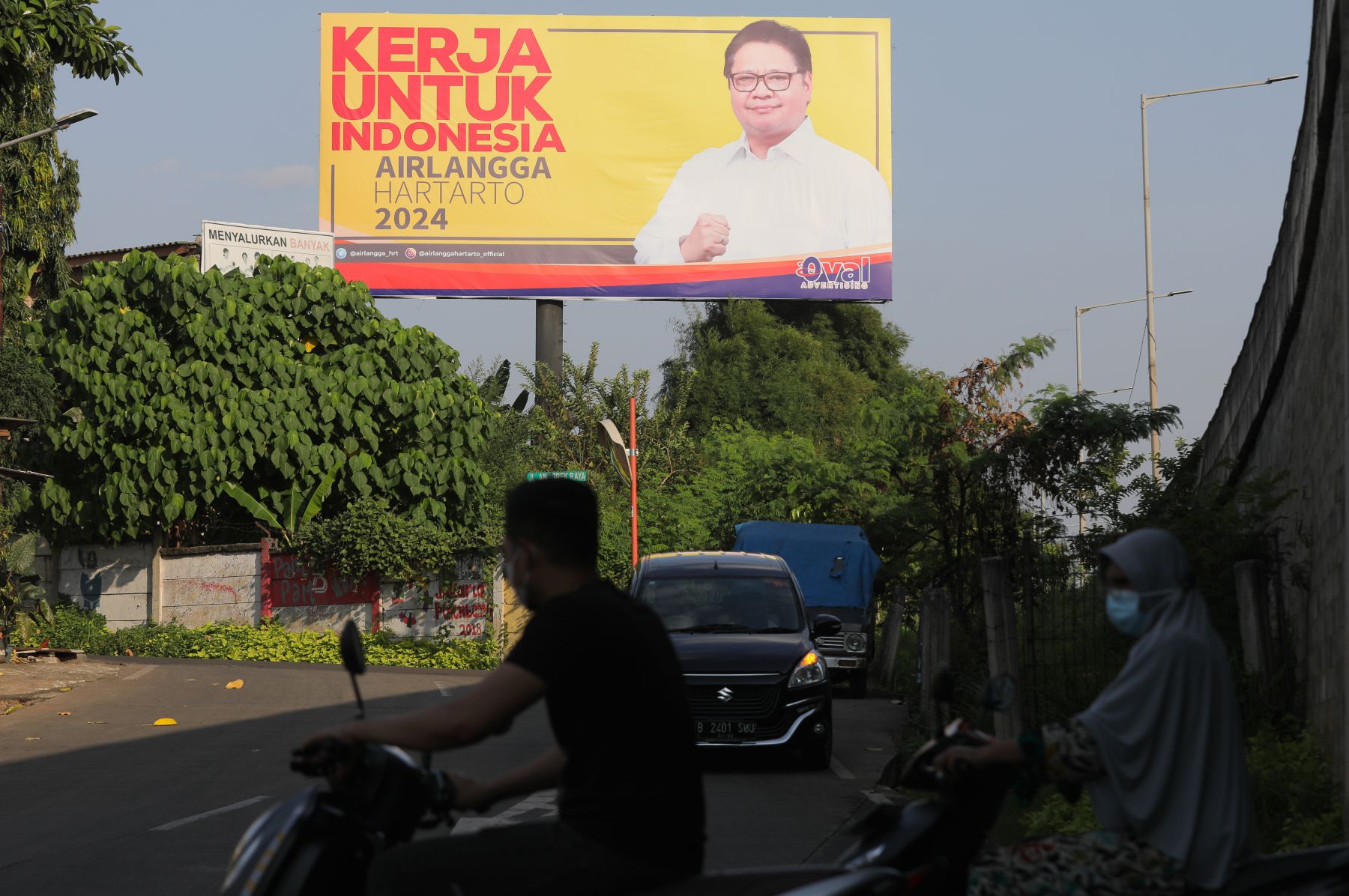 Baliho Ketua Umum Airlangga Hartarto di Petukangan, Jakarta