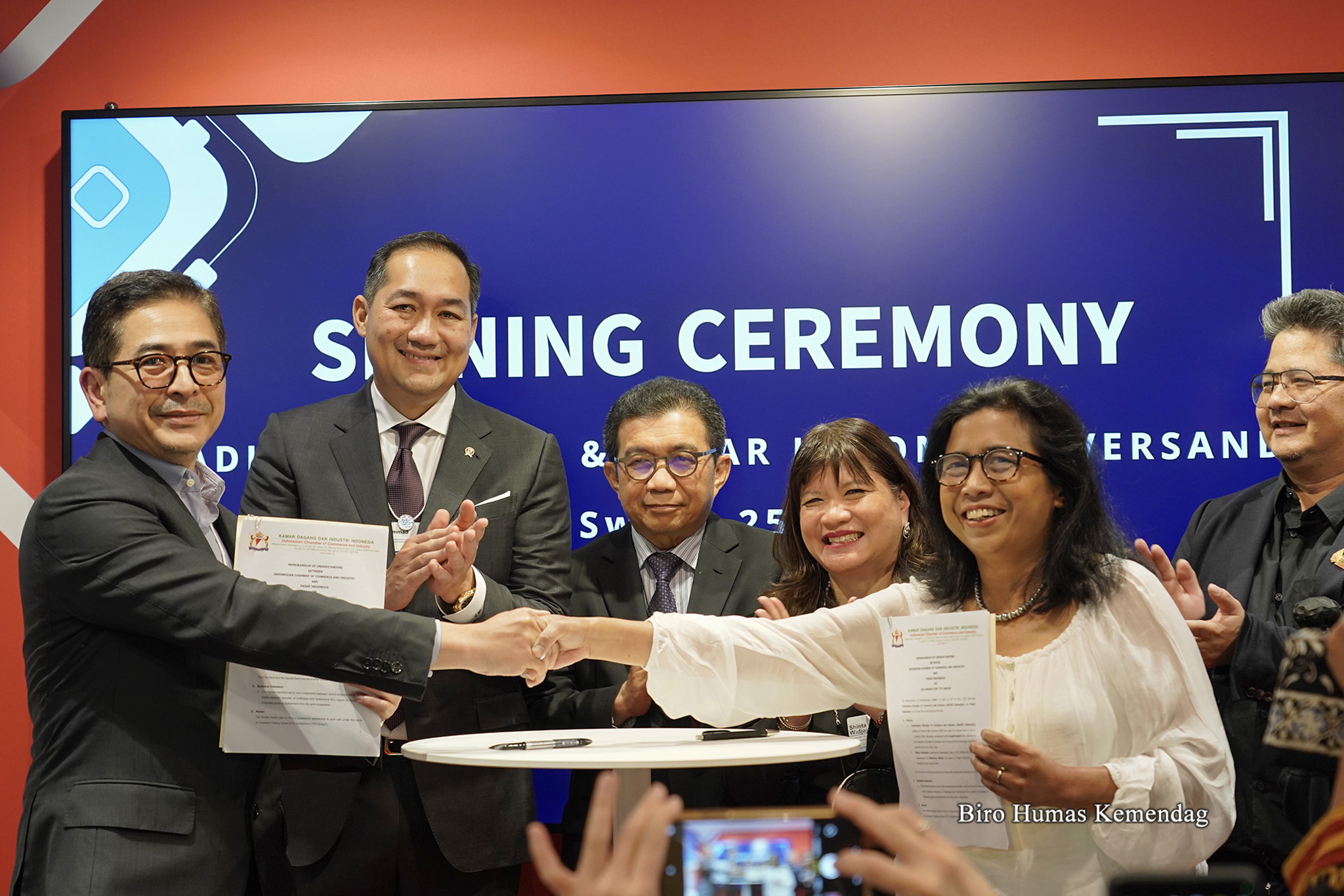 Menteri Perdagangan Muhamamd Lutfi menyaksikan penandatangan Kadin dengan Pasar Indonesia di Davos, Swiss di sela-sela ajang WEF