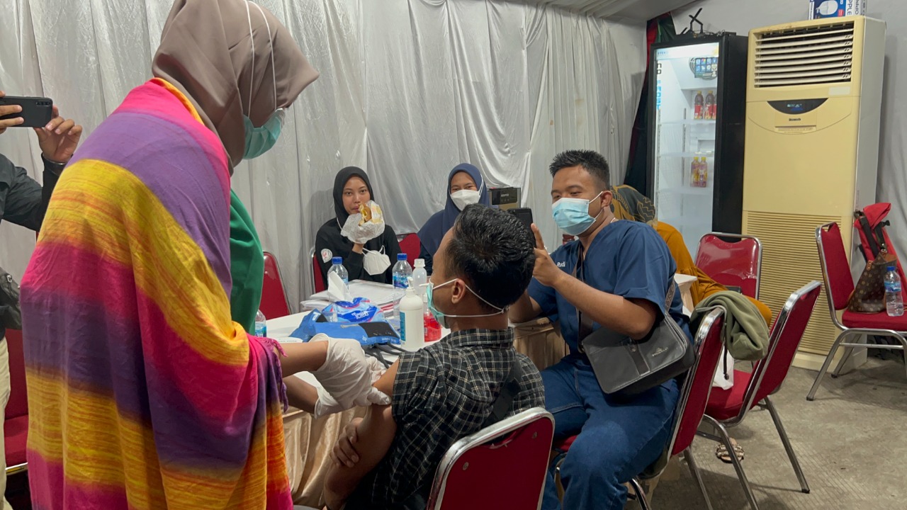 Badan Intelijen Negara (BIN) menerjunkan tim vaksinasi ke Pelabuhan Penyeberangan Merak, Banten, Minggu (1/5/2022)