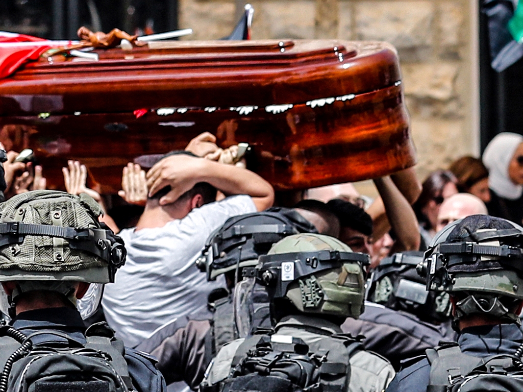 Peti mati jurnalis Al-Jazeera Shireen Abu Akleh keluar dari rumah sakit, sebelum diangkut ke gereja dan dibawa ke tempat pemakaman.