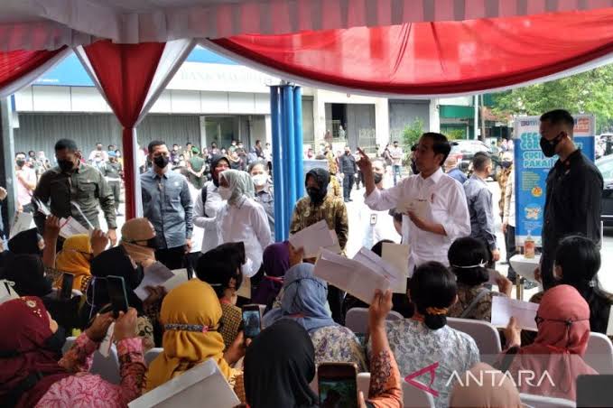 Presiden Bagikan Bansos di Empat Pasar di Surakarta