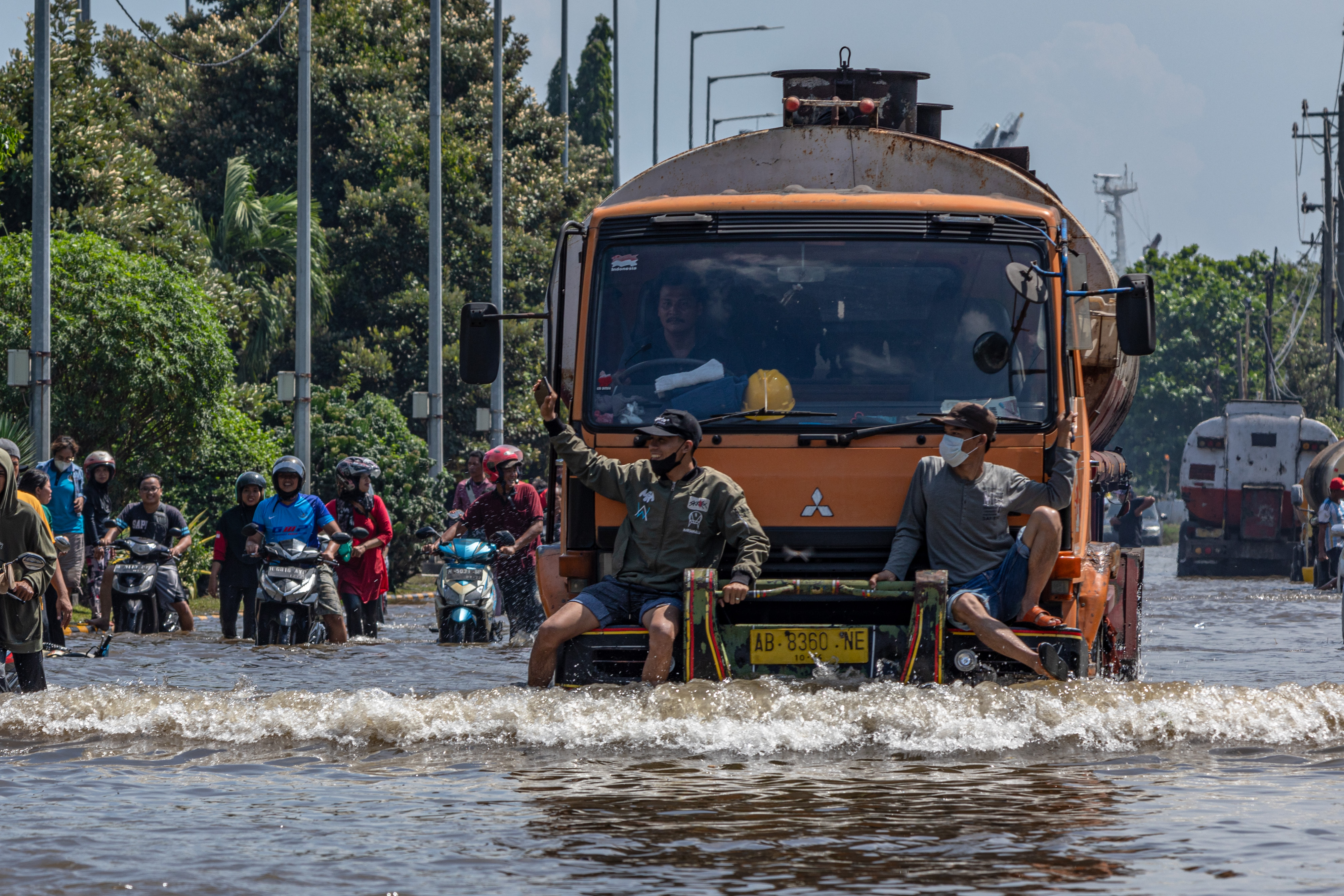 Truk menerobos banjir limpasan air laut ke daratan atau rob yang merendam kawasan Pelabuhan Tanjung Emas, Semarang, Jawa Tengah.
