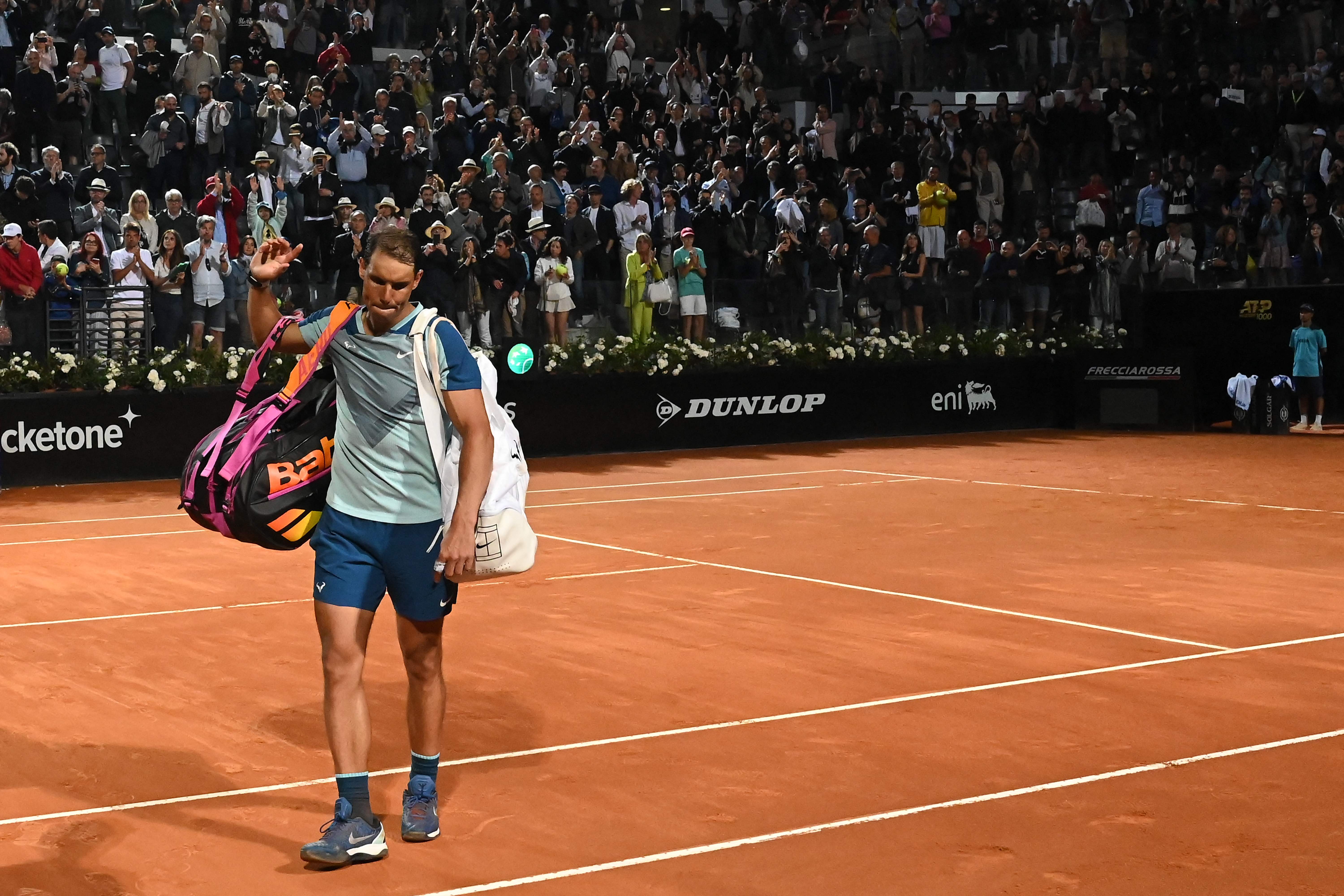 Petenis Spanyol Rafael Nadal meninggalkan lapangan usai kalah dari Denis Shapovalov di Italia Terbuka.