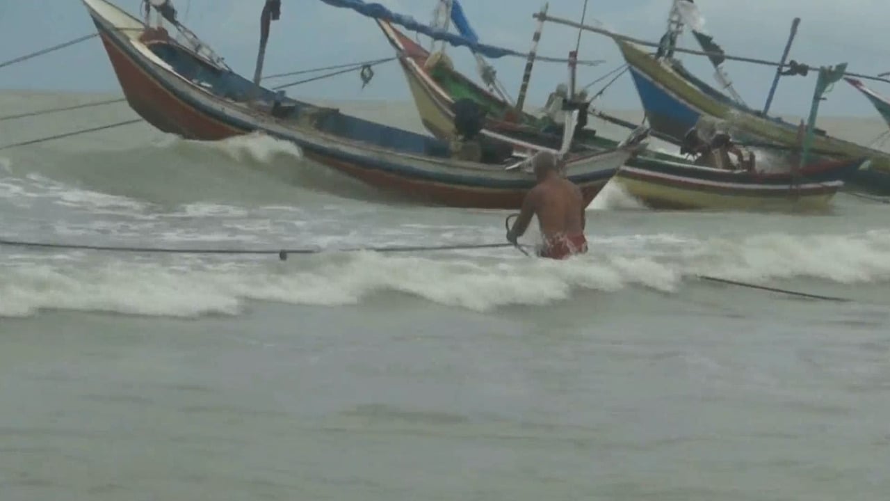 Usai Dihantam Rob, Nelayan Tuban Terhalang Gelombang Laut nan Ganas