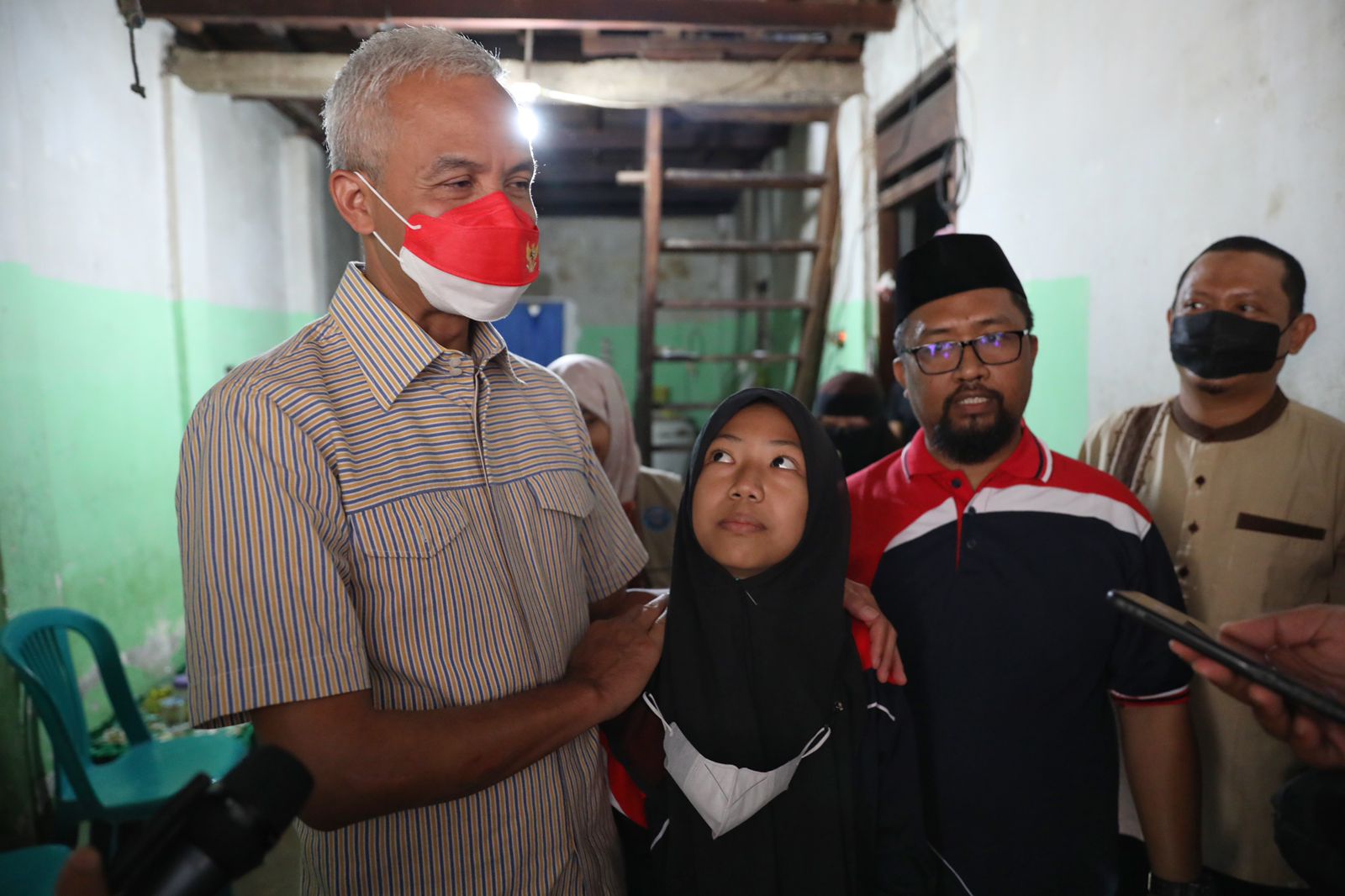 Gubernur Jawa Tengah Ganjar Pranowo saat mengunjungi kediaman Aisyah, di Makassar, Sulsel, Sabtu (7/5/2022) 